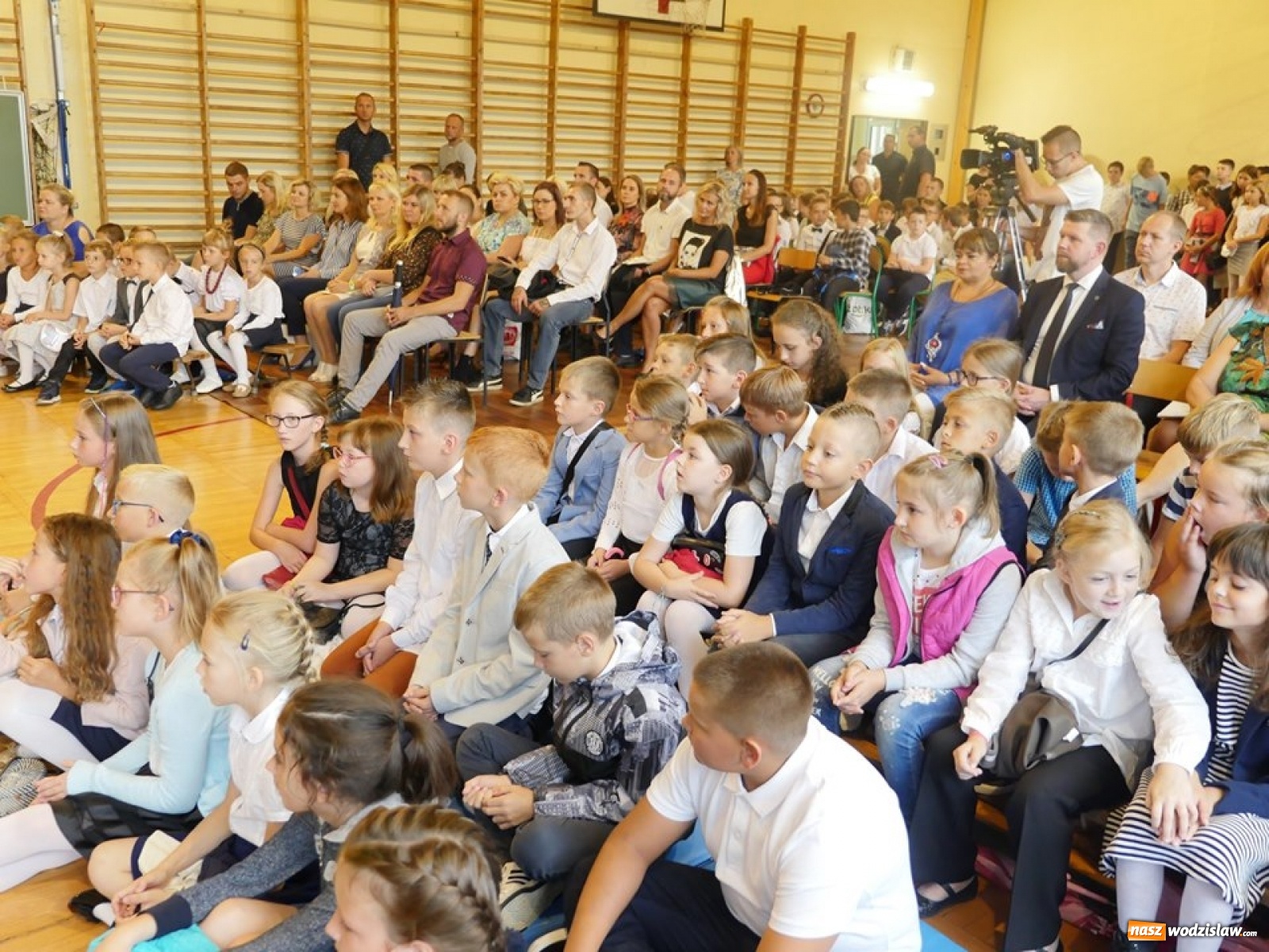 Zdjęcie w galerii na portalu naszwodzislaw.com: Nowy rok szkolny rozpoczęty! [FOTO] wiadomości z regionu