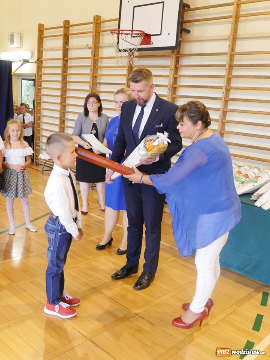Zdjęcie w galerii na portalu naszwodzislaw.com: Nowy rok szkolny rozpoczęty! [FOTO] wiadomości z regionu