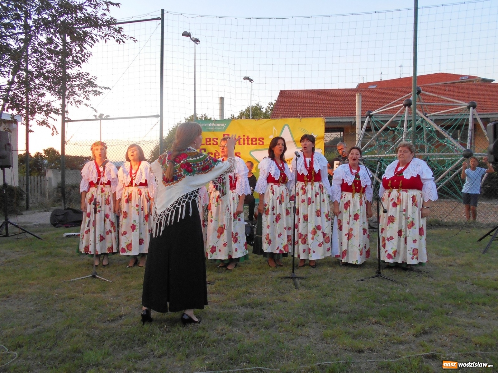 Zdjęcie w galerii na portalu naszwodzislaw.com: Wodzisławskie Kokoszyczanki koncertowały we Francji wiadomości z regionu