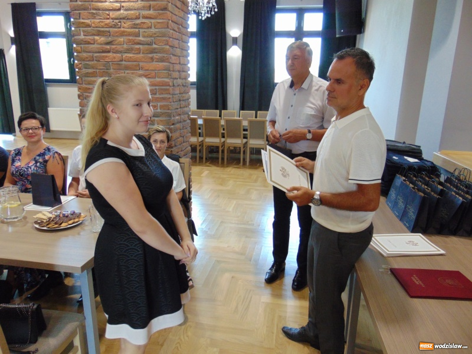 Zdjęcie w galerii na portalu naszwodzislaw.com: Nagrody i wyróżnienia dla zdolnych uczniów z gminy Godów [FOTO] wiadomości z regionu