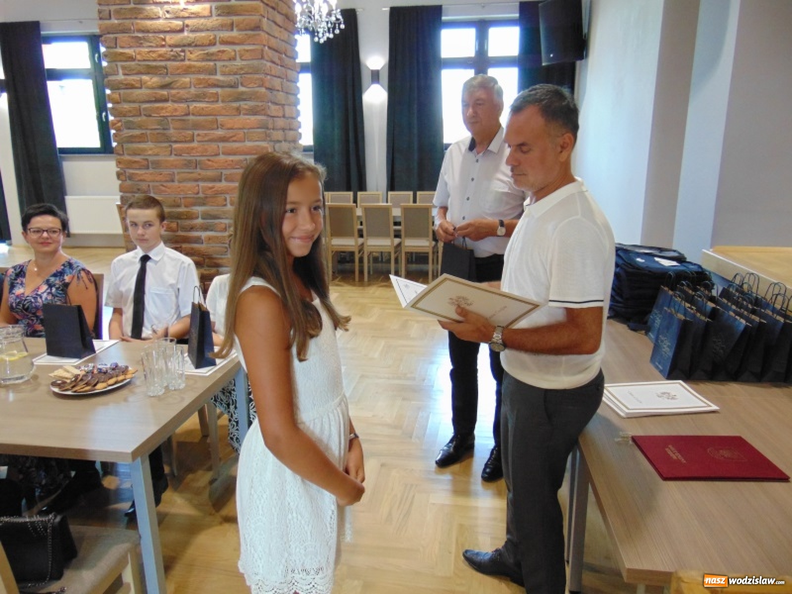 Zdjęcie w galerii na portalu naszwodzislaw.com: Nagrody i wyróżnienia dla zdolnych uczniów z gminy Godów [FOTO] wiadomości z regionu