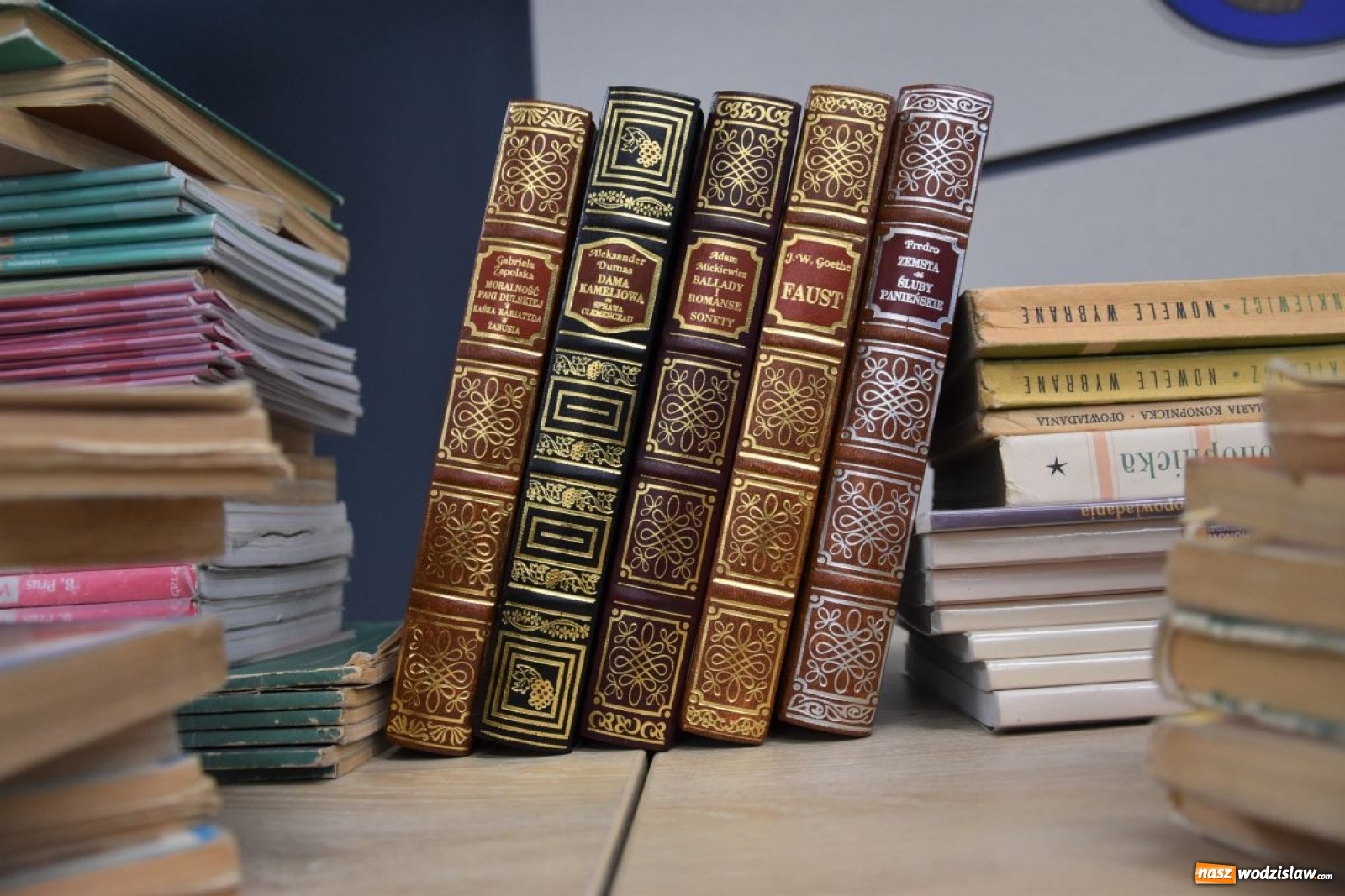 Zdjęcie w galerii na portalu naszwodzislaw.com: Narodowe Czytanie w Starostwie Powiatowym wiadomości z regionu