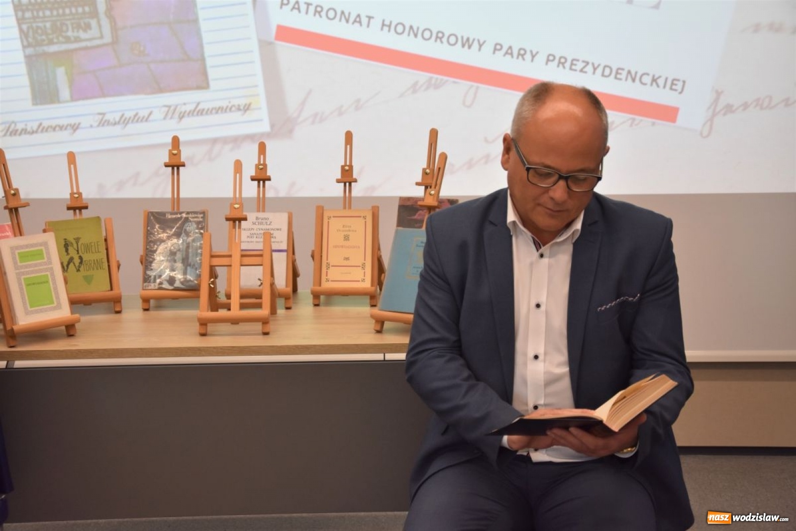 Zdjęcie w galerii na portalu naszwodzislaw.com: Narodowe Czytanie w Starostwie Powiatowym wiadomości z regionu