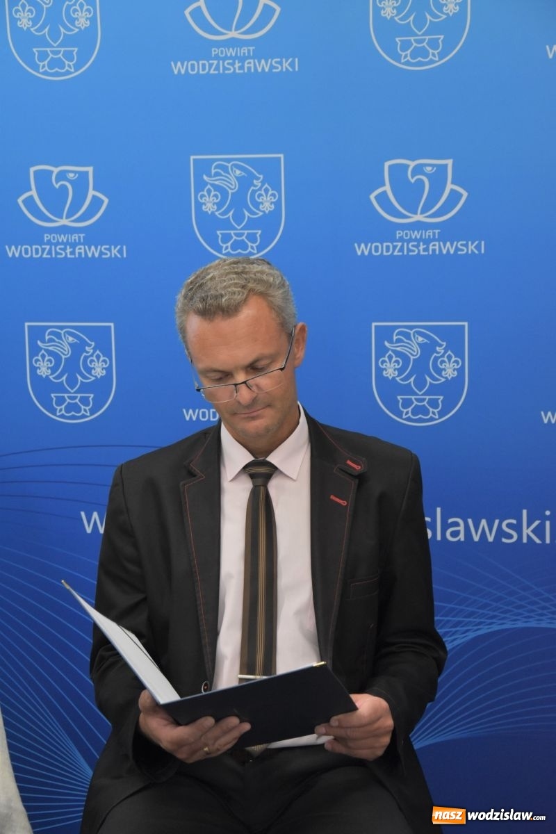 Zdjęcie w galerii na portalu naszwodzislaw.com: Narodowe Czytanie w Starostwie Powiatowym wiadomości z regionu