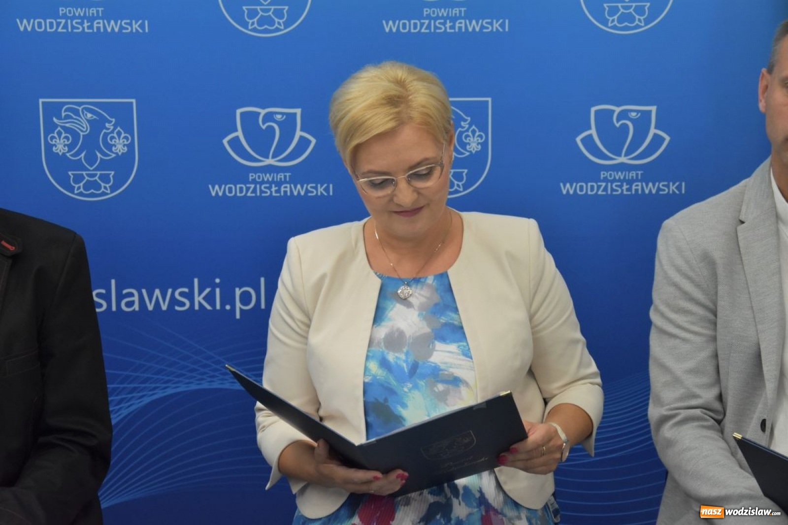 Zdjęcie w galerii na portalu naszwodzislaw.com: Narodowe Czytanie w Starostwie Powiatowym wiadomości z regionu