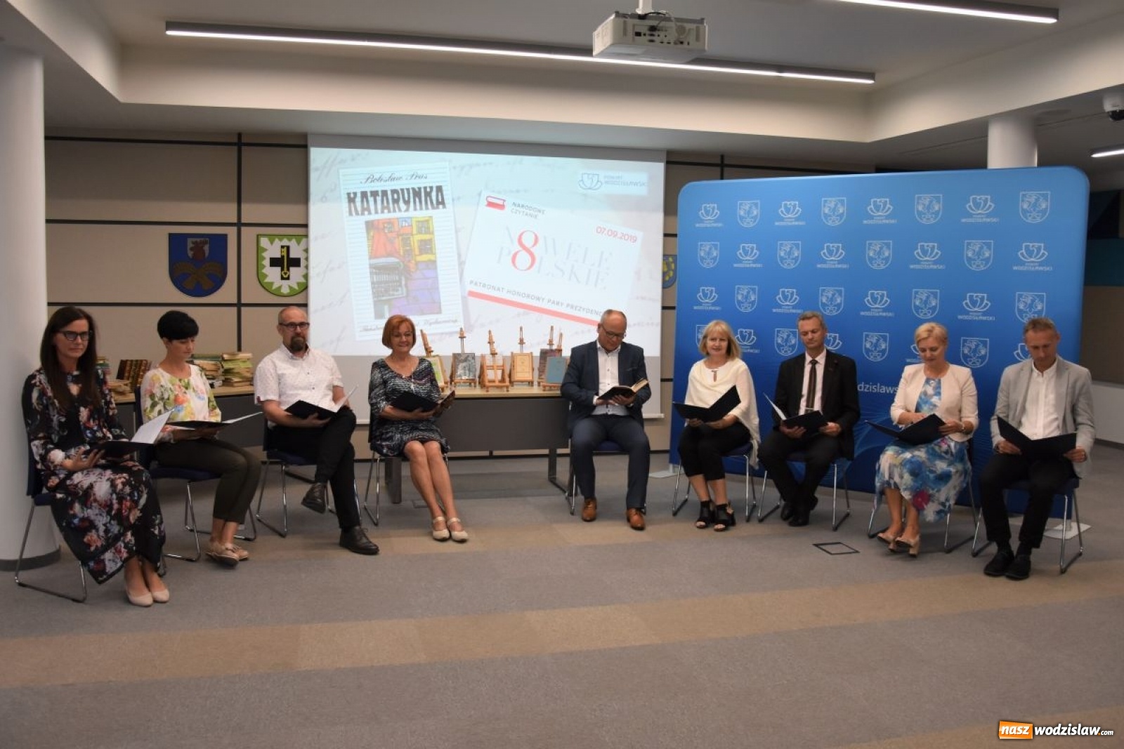 Zdjęcie w galerii na portalu naszwodzislaw.com: Narodowe Czytanie w Starostwie Powiatowym wiadomości z regionu