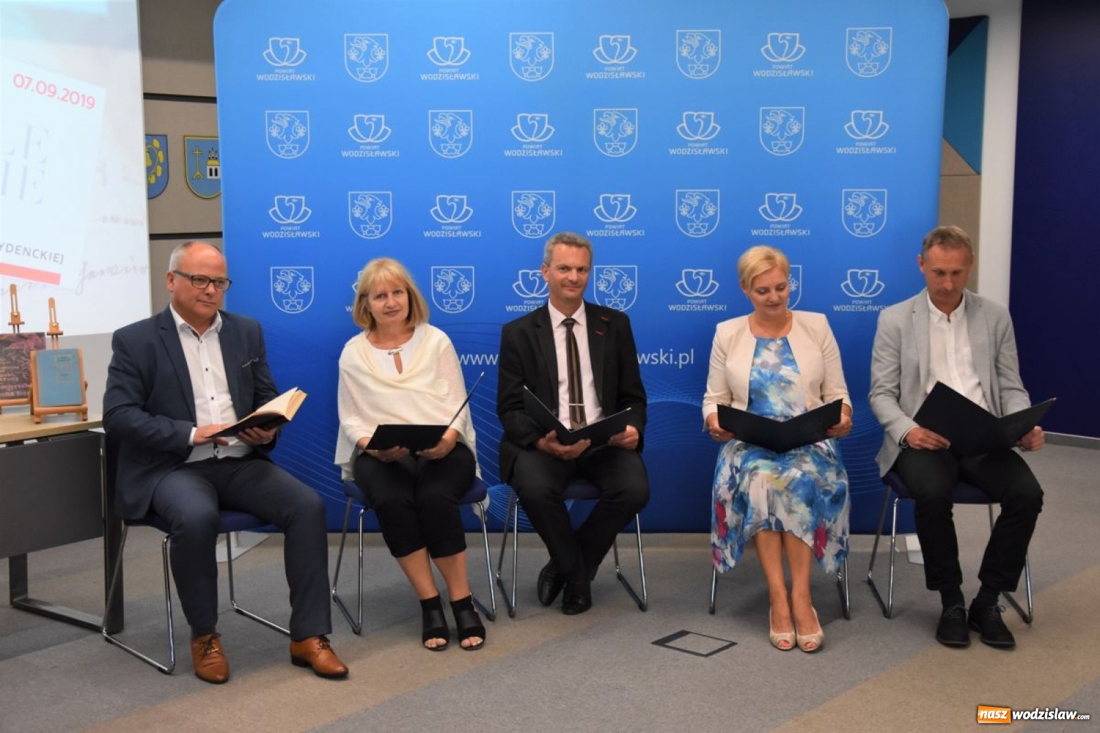 Zdjęcie w galerii na portalu naszwodzislaw.com: Narodowe Czytanie w Starostwie Powiatowym wiadomości z regionu