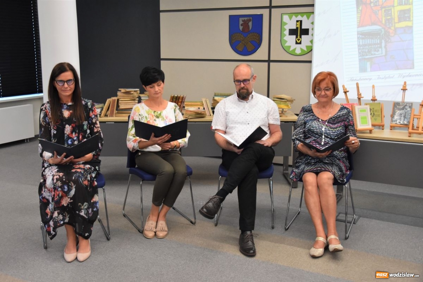 Zdjęcie w galerii na portalu naszwodzislaw.com: Narodowe Czytanie w Starostwie Powiatowym wiadomości z regionu