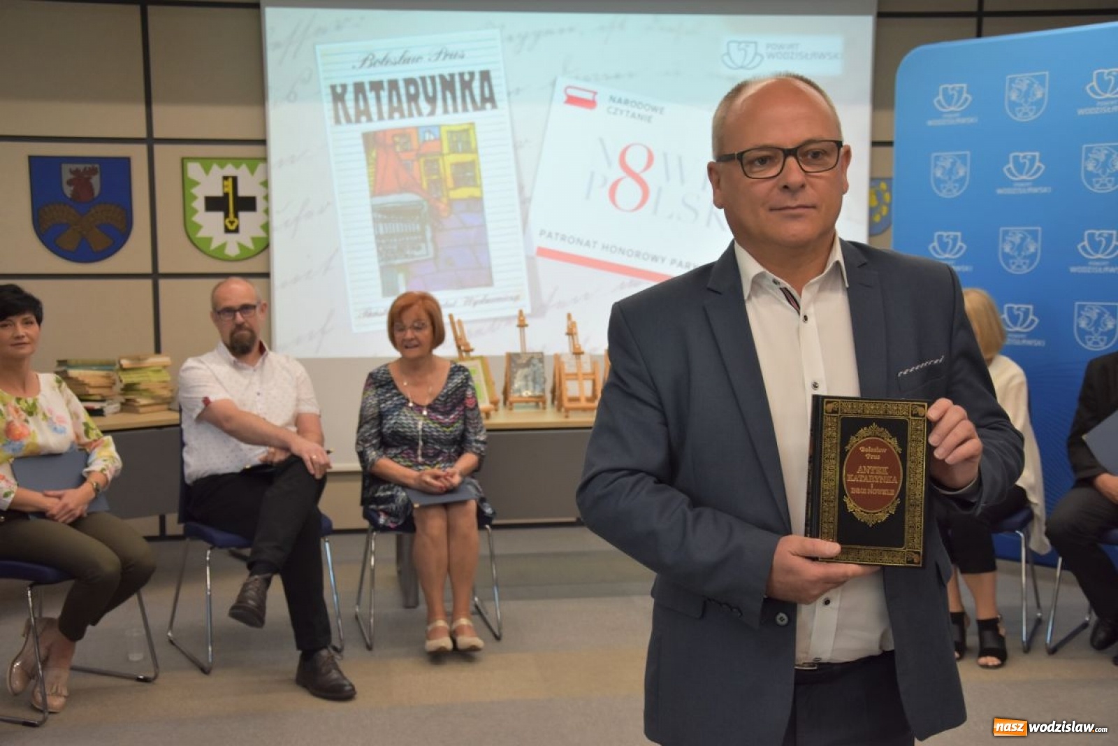 Zdjęcie w galerii na portalu naszwodzislaw.com: Narodowe Czytanie w Starostwie Powiatowym wiadomości z regionu