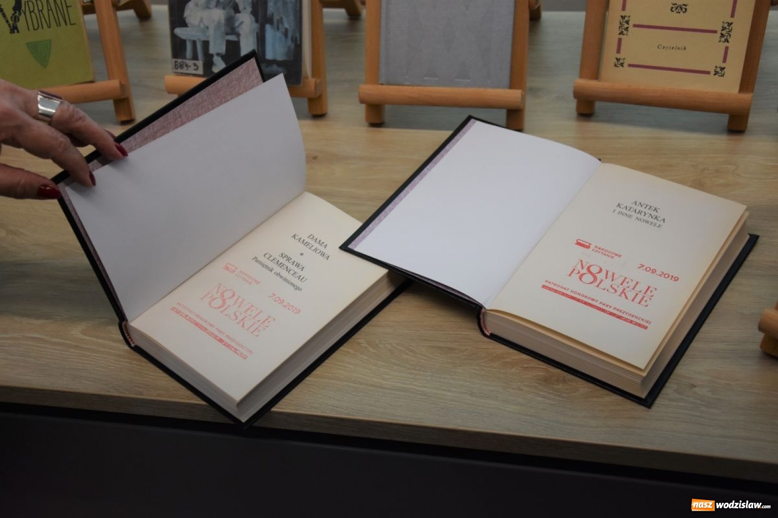 Zdjęcie w galerii na portalu naszwodzislaw.com: Narodowe Czytanie w Starostwie Powiatowym wiadomości z regionu