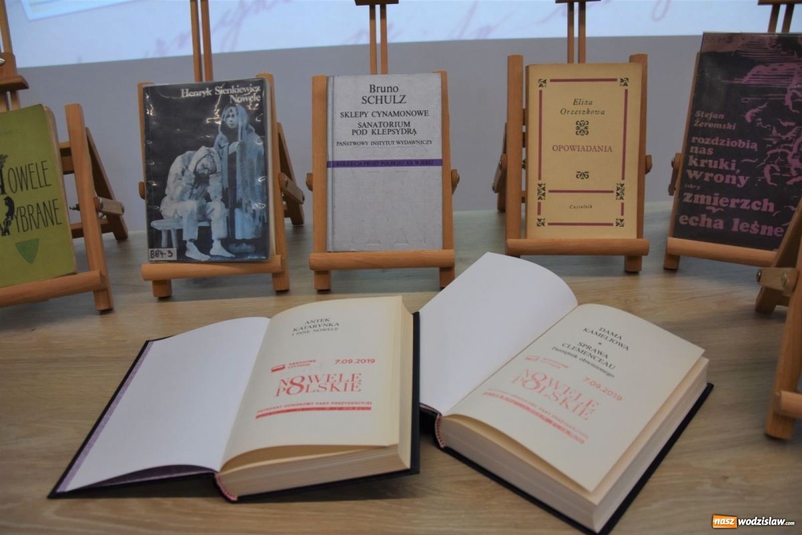 Zdjęcie w galerii na portalu naszwodzislaw.com: Narodowe Czytanie w Starostwie Powiatowym wiadomości z regionu