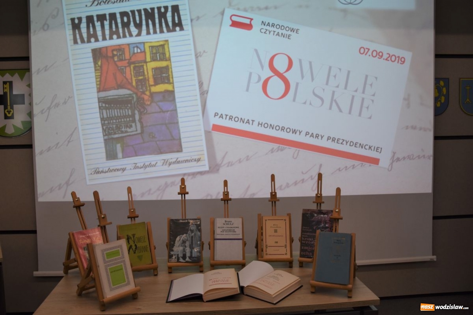 Zdjęcie w galerii na portalu naszwodzislaw.com: Narodowe Czytanie w Starostwie Powiatowym wiadomości z regionu