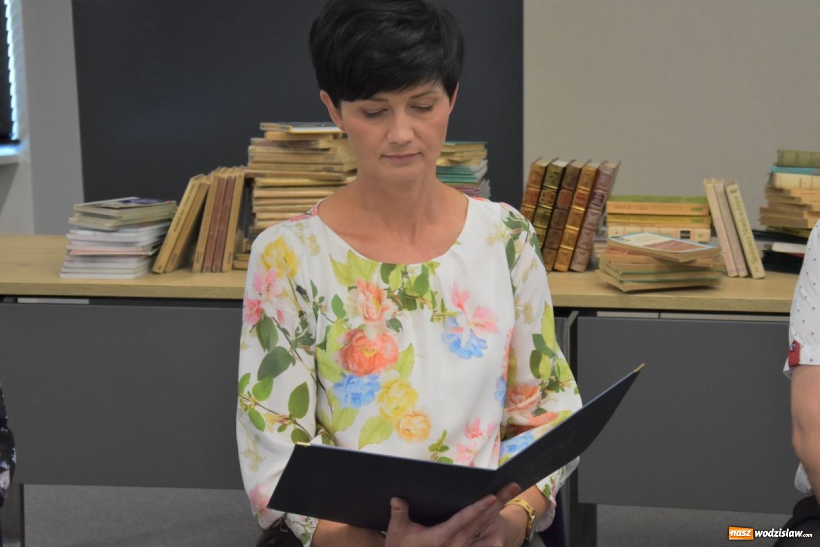 Zdjęcie w galerii na portalu naszwodzislaw.com: Narodowe Czytanie w Starostwie Powiatowym wiadomości z regionu