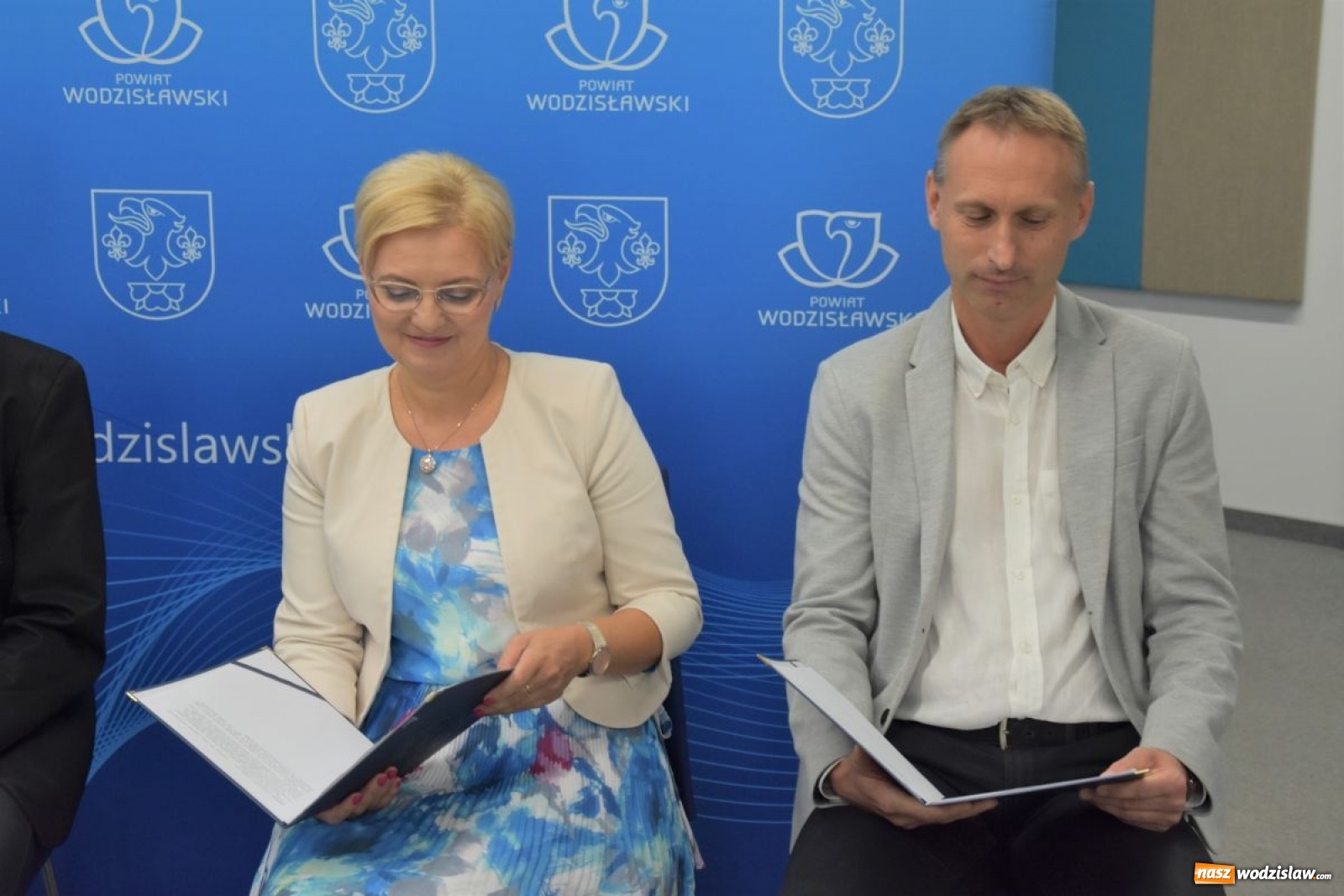 Zdjęcie w galerii na portalu naszwodzislaw.com: Narodowe Czytanie w Starostwie Powiatowym wiadomości z regionu