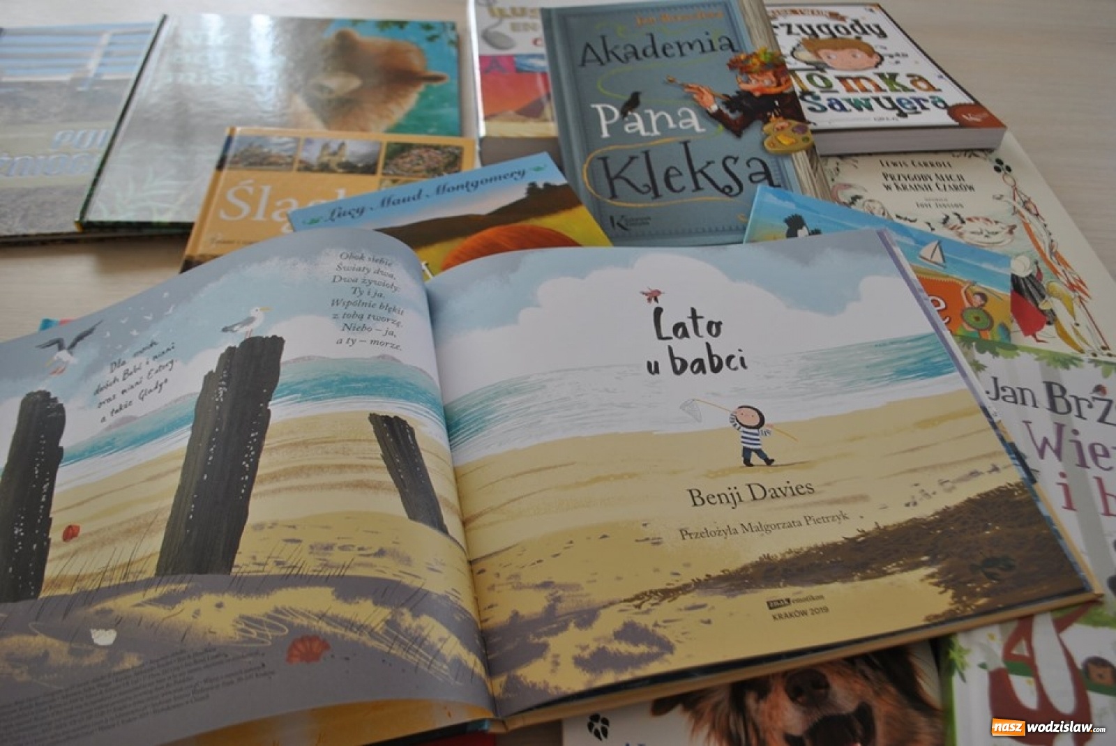 Zdjęcie w galerii na portalu naszwodzislaw.com: Polskie książki z Radlina powędrowały do ukraińskiej szkoły wiadomości z regionu