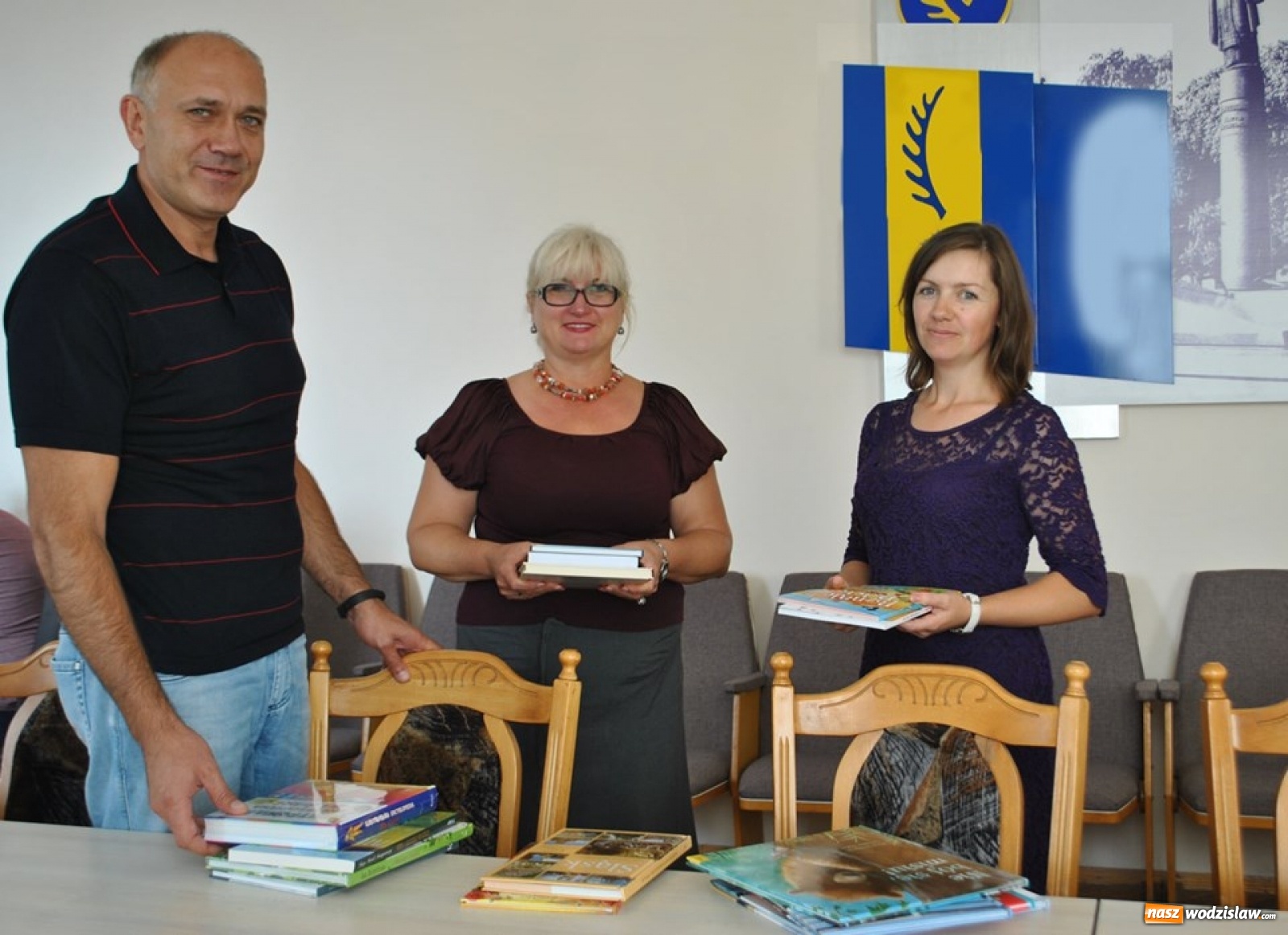 Zdjęcie w galerii na portalu naszwodzislaw.com: Polskie książki z Radlina powędrowały do ukraińskiej szkoły wiadomości z regionu