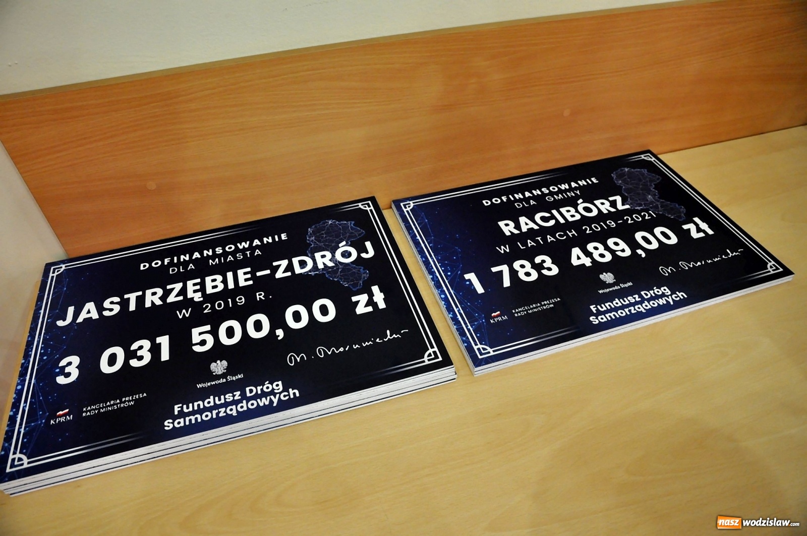 Zdjęcie w galerii na portalu naszwodzislaw.com: Samorządowcy odebrali w Raciborzu czeki na drogi [FOTO] wiadomości z regionu