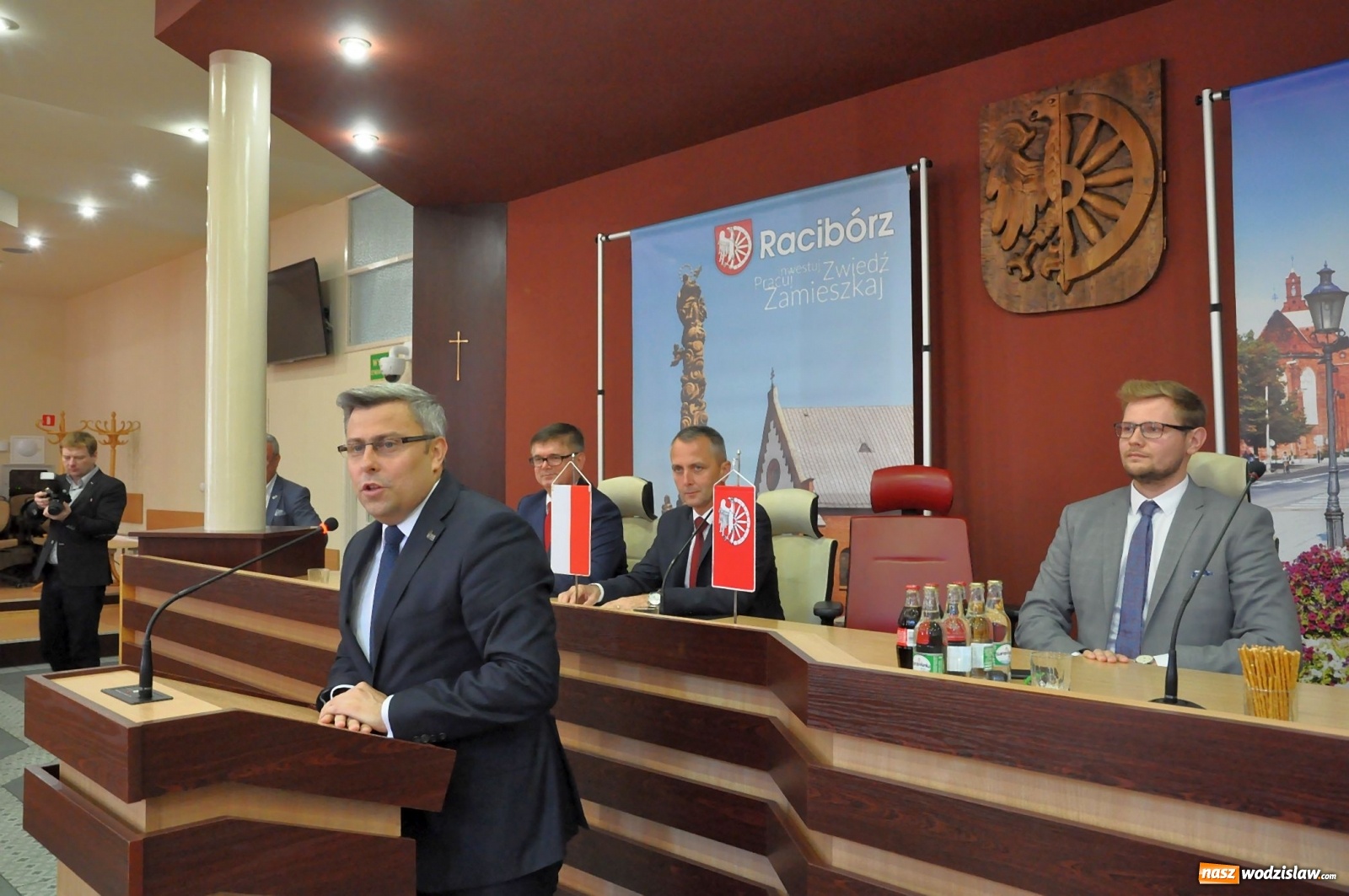 Zdjęcie w galerii na portalu naszwodzislaw.com: Samorządowcy odebrali w Raciborzu czeki na drogi [FOTO] wiadomości z regionu