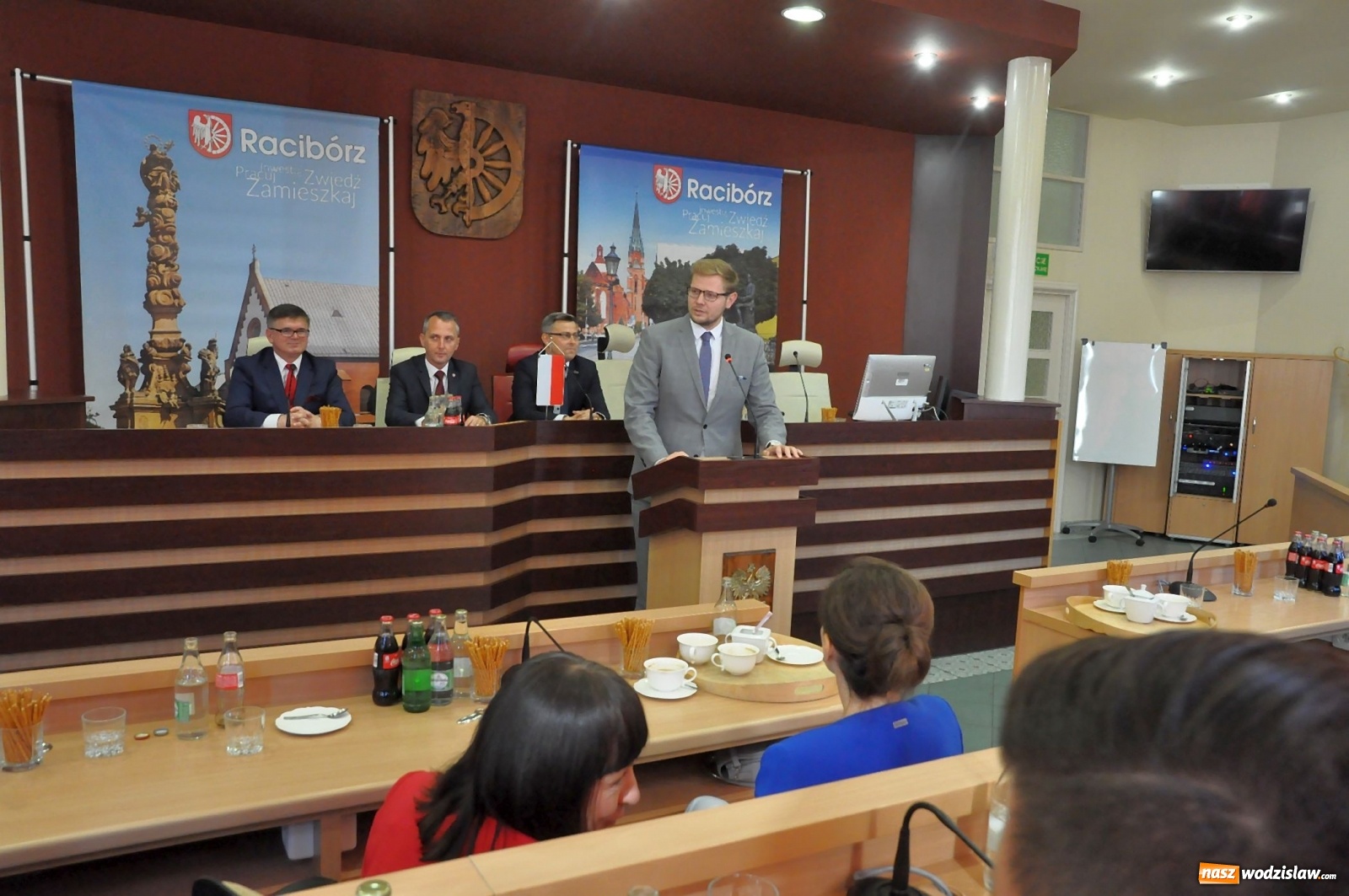 Zdjęcie w galerii na portalu naszwodzislaw.com: Samorządowcy odebrali w Raciborzu czeki na drogi [FOTO] wiadomości z regionu