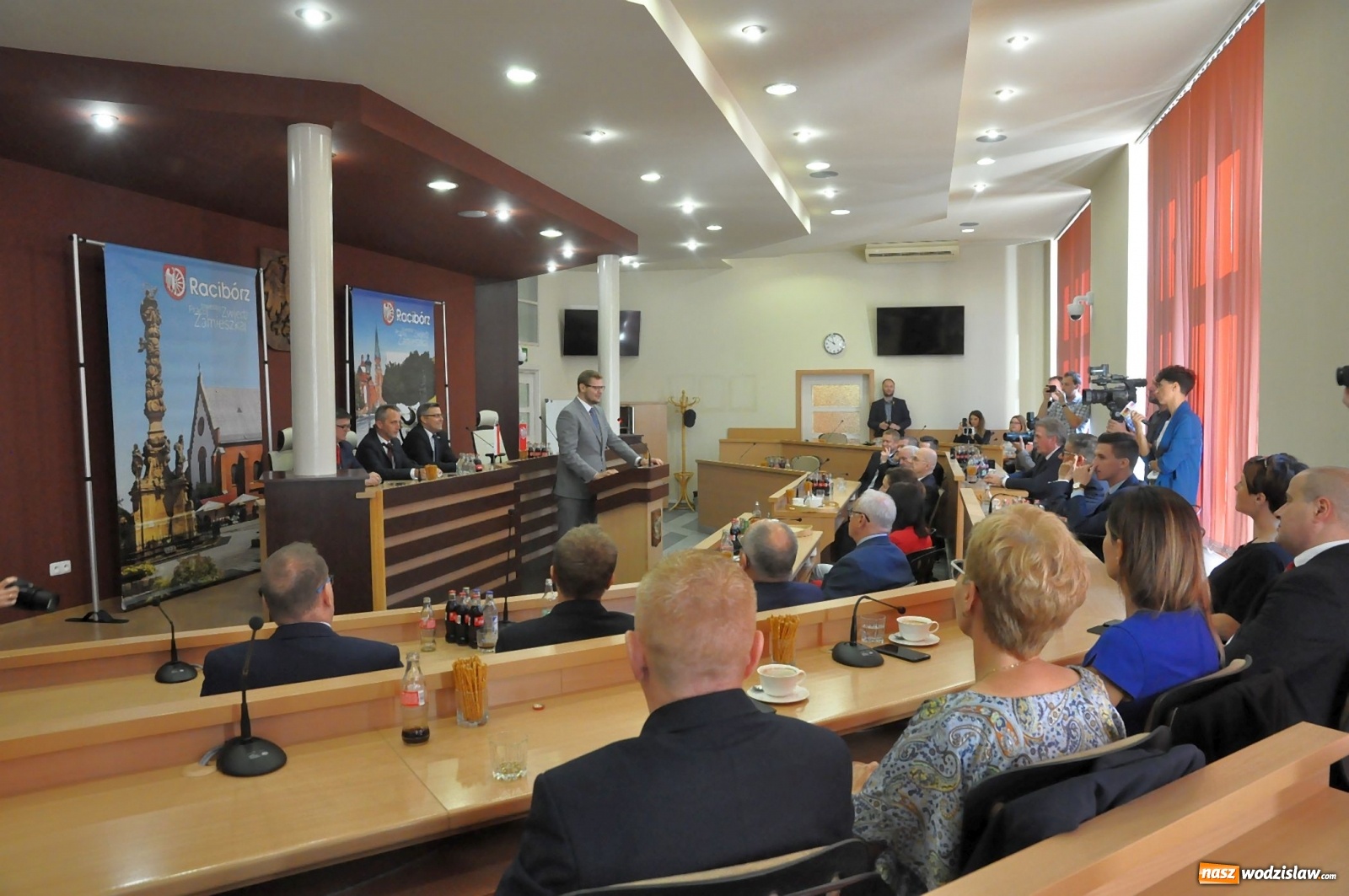 Zdjęcie w galerii na portalu naszwodzislaw.com: Samorządowcy odebrali w Raciborzu czeki na drogi [FOTO] wiadomości z regionu