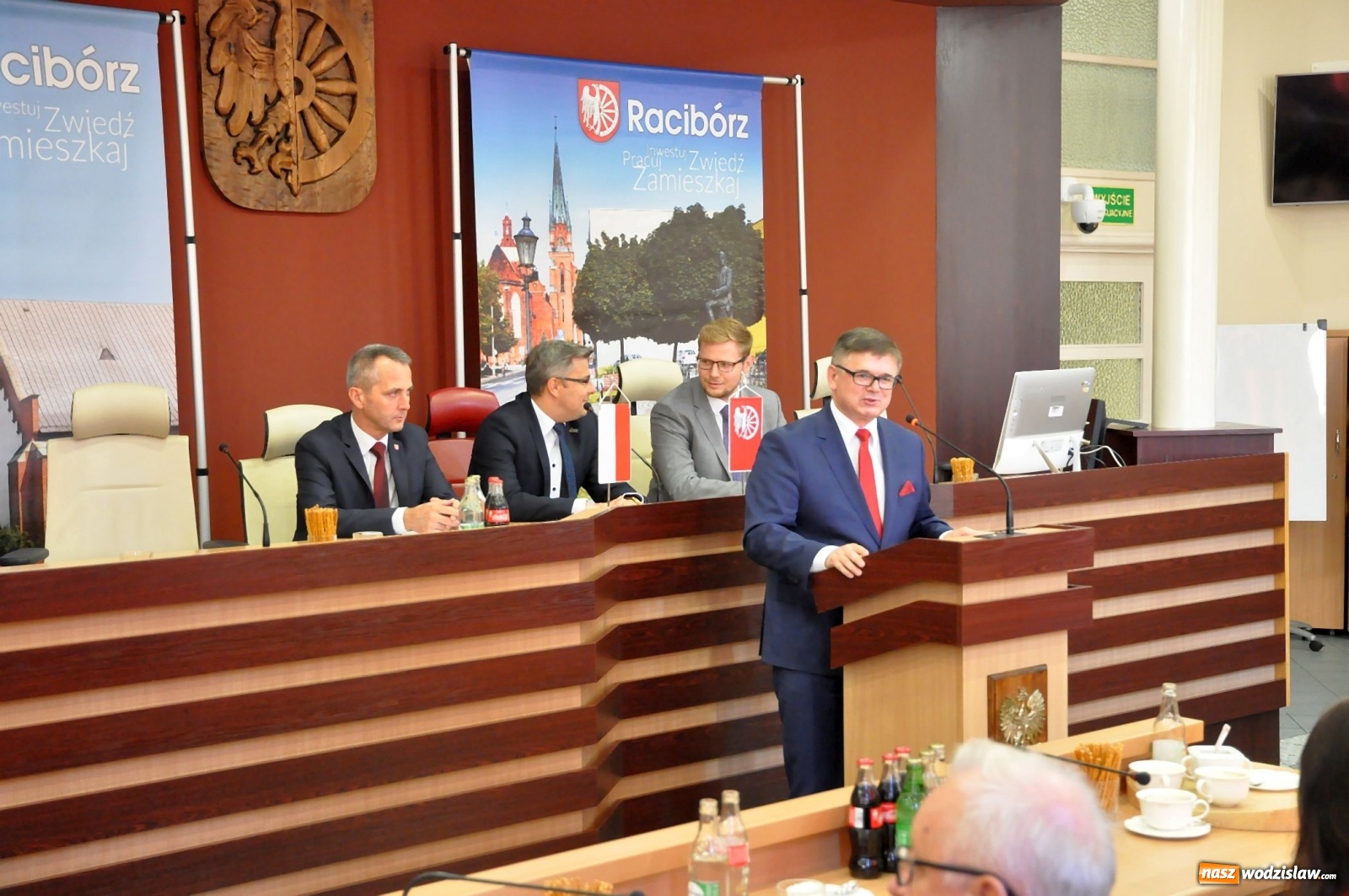 Zdjęcie w galerii na portalu naszwodzislaw.com: Samorządowcy odebrali w Raciborzu czeki na drogi [FOTO] wiadomości z regionu