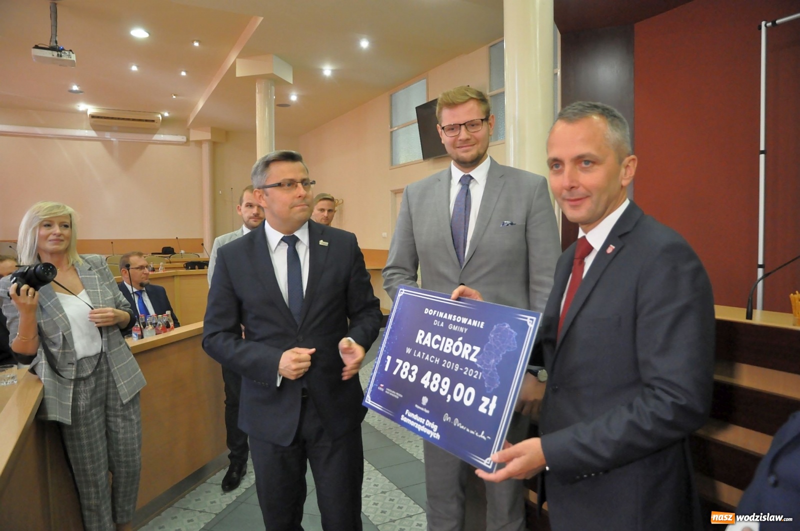 Zdjęcie w galerii na portalu naszwodzislaw.com: Samorządowcy odebrali w Raciborzu czeki na drogi [FOTO] wiadomości z regionu