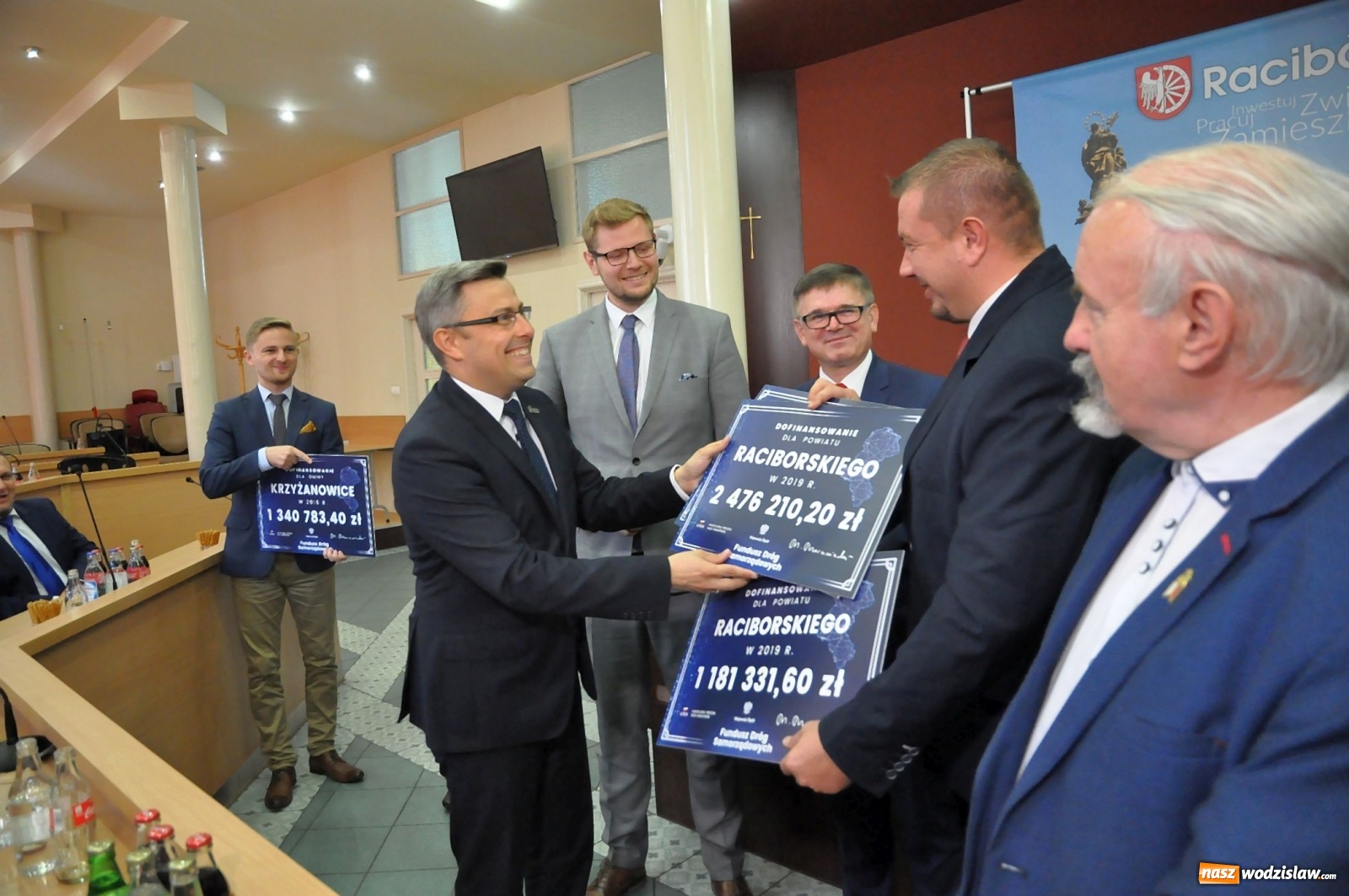 Zdjęcie w galerii na portalu naszwodzislaw.com: Samorządowcy odebrali w Raciborzu czeki na drogi [FOTO] wiadomości z regionu