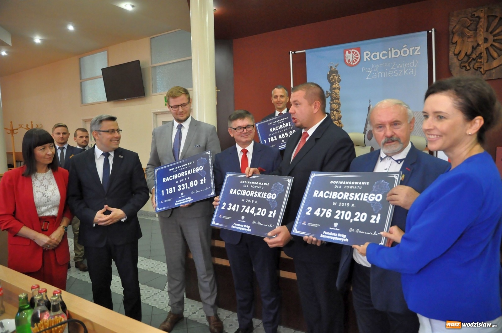 Zdjęcie w galerii na portalu naszwodzislaw.com: Samorządowcy odebrali w Raciborzu czeki na drogi [FOTO] wiadomości z regionu
