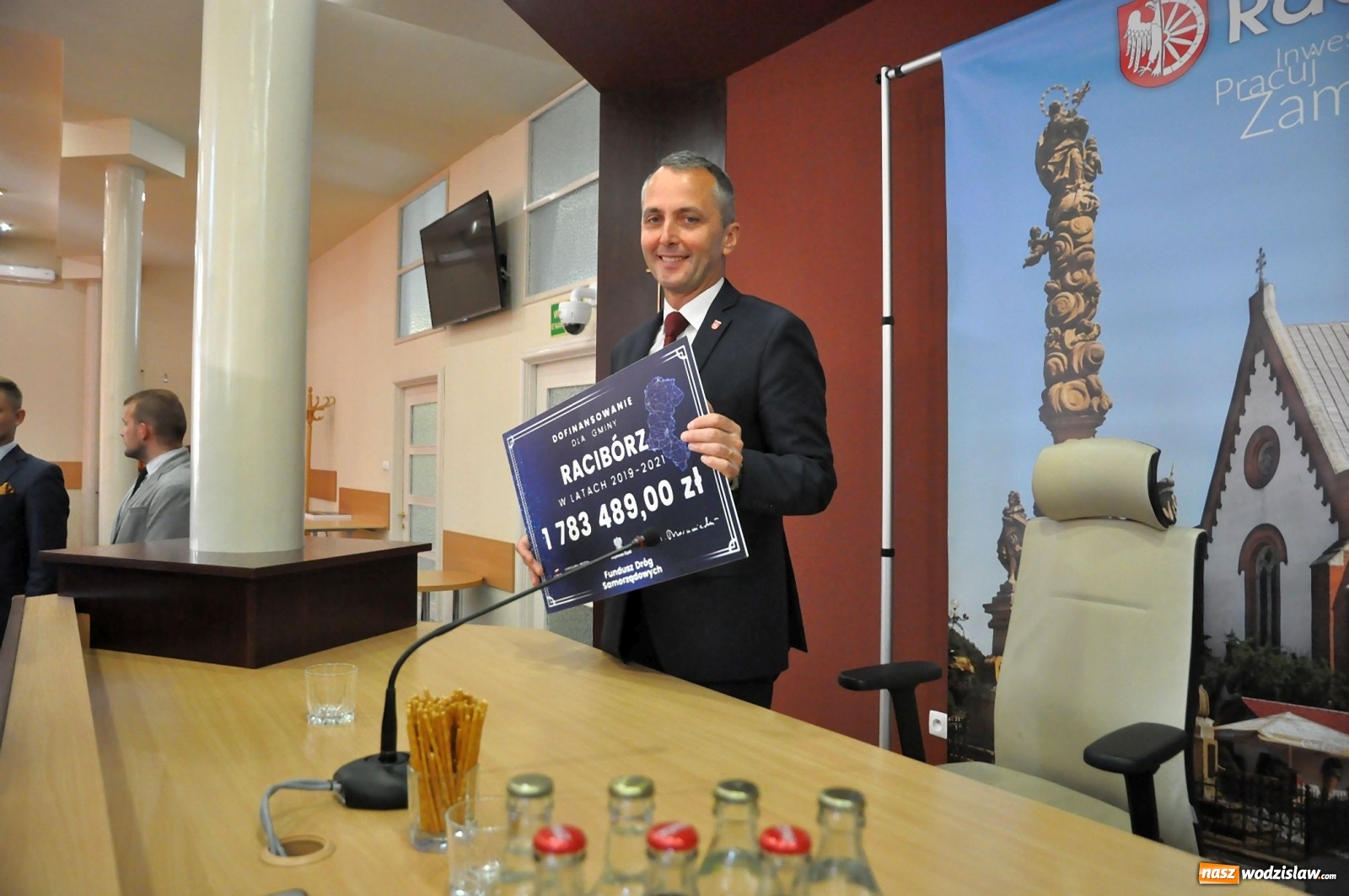 Zdjęcie w galerii na portalu naszwodzislaw.com: Samorządowcy odebrali w Raciborzu czeki na drogi [FOTO] wiadomości z regionu