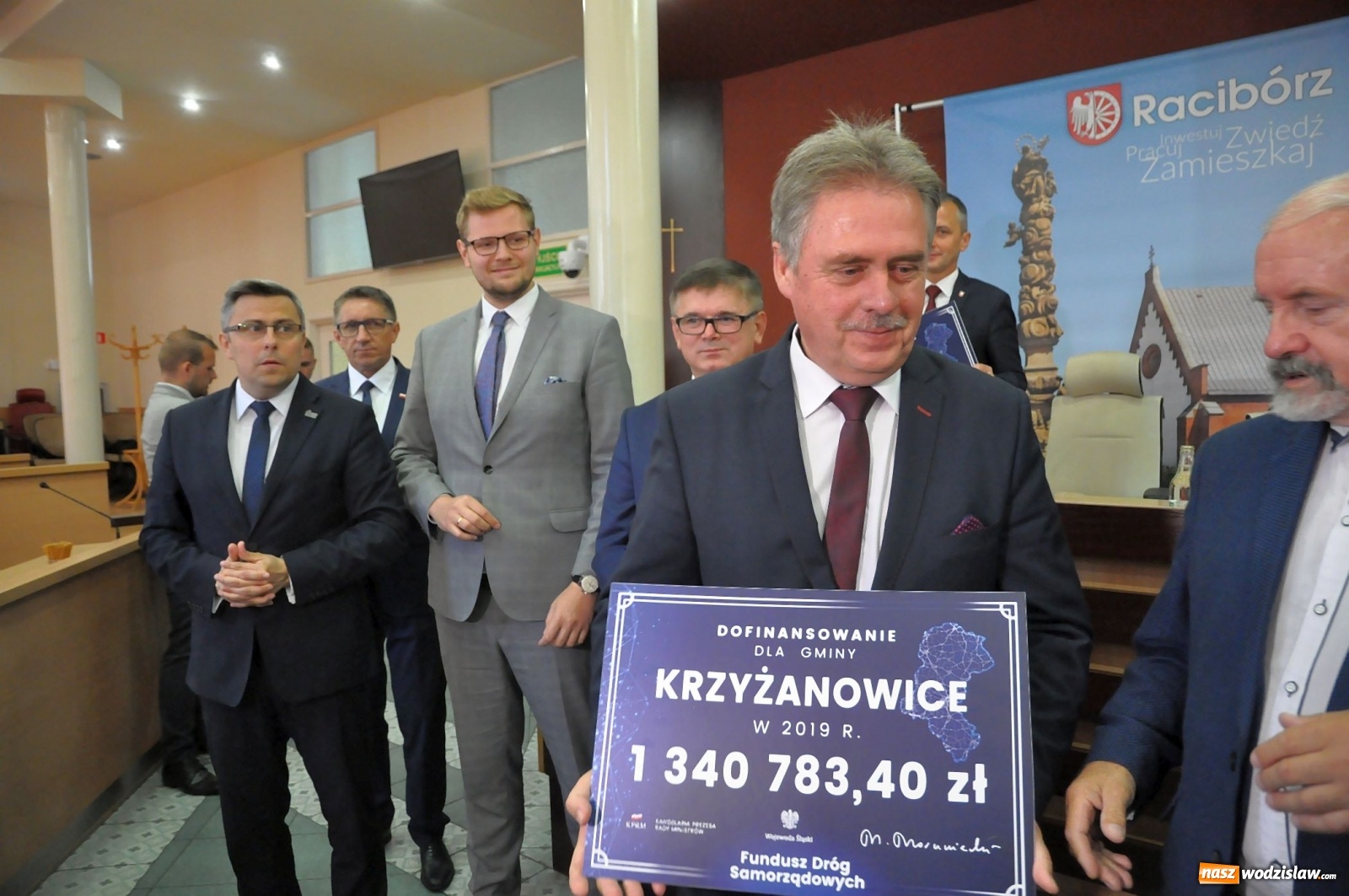 Zdjęcie w galerii na portalu naszwodzislaw.com: Samorządowcy odebrali w Raciborzu czeki na drogi [FOTO] wiadomości z regionu