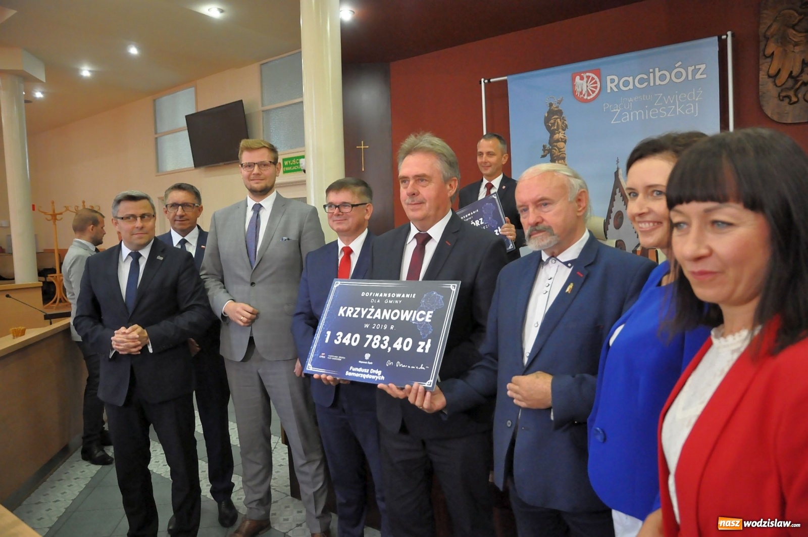 Zdjęcie w galerii na portalu naszwodzislaw.com: Samorządowcy odebrali w Raciborzu czeki na drogi [FOTO] wiadomości z regionu