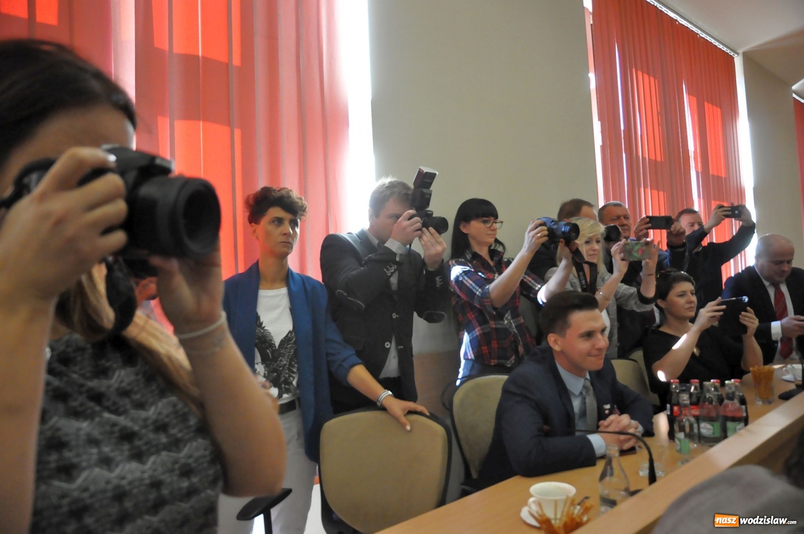 Zdjęcie w galerii na portalu naszwodzislaw.com: Samorządowcy odebrali w Raciborzu czeki na drogi [FOTO] wiadomości z regionu