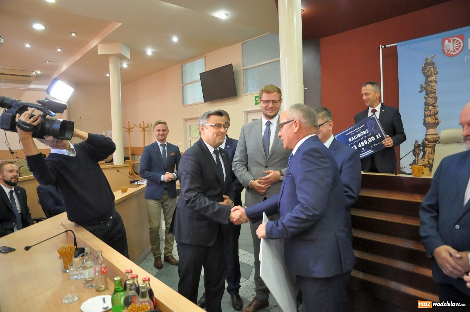 Zdjęcie w galerii na portalu naszwodzislaw.com: Samorządowcy odebrali w Raciborzu czeki na drogi [FOTO] wiadomości z regionu