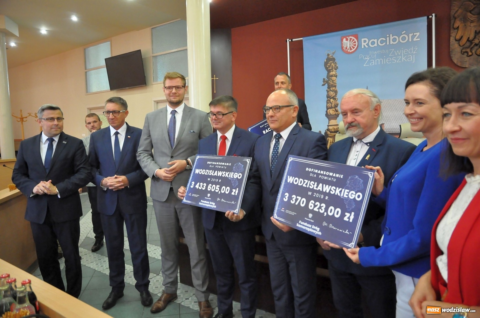 Zdjęcie w galerii na portalu naszwodzislaw.com: Samorządowcy odebrali w Raciborzu czeki na drogi [FOTO] wiadomości z regionu