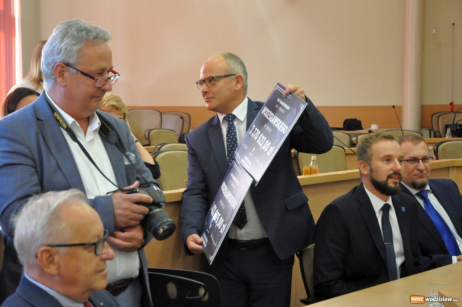 Zdjęcie w galerii na portalu naszwodzislaw.com: Samorządowcy odebrali w Raciborzu czeki na drogi [FOTO] wiadomości z regionu