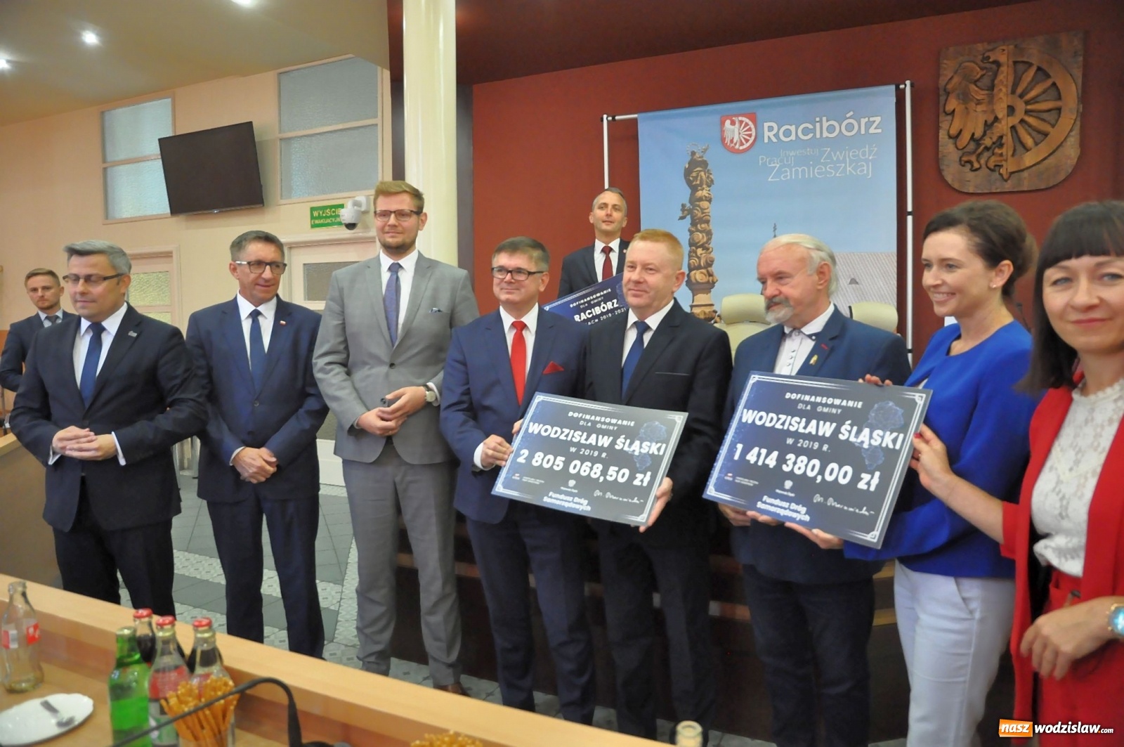 Zdjęcie w galerii na portalu naszwodzislaw.com: Samorządowcy odebrali w Raciborzu czeki na drogi [FOTO] wiadomości z regionu