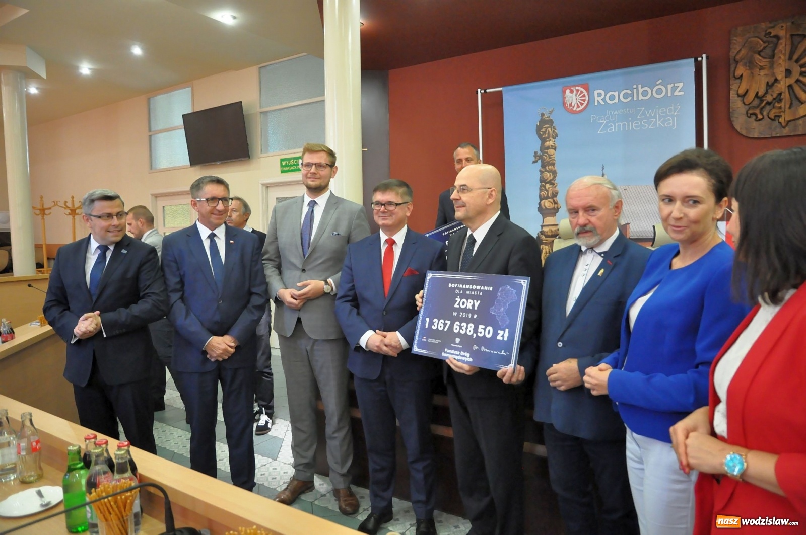 Zdjęcie w galerii na portalu naszwodzislaw.com: Samorządowcy odebrali w Raciborzu czeki na drogi [FOTO] wiadomości z regionu