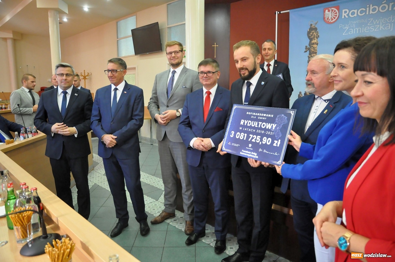 Zdjęcie w galerii na portalu naszwodzislaw.com: Samorządowcy odebrali w Raciborzu czeki na drogi [FOTO] wiadomości z regionu