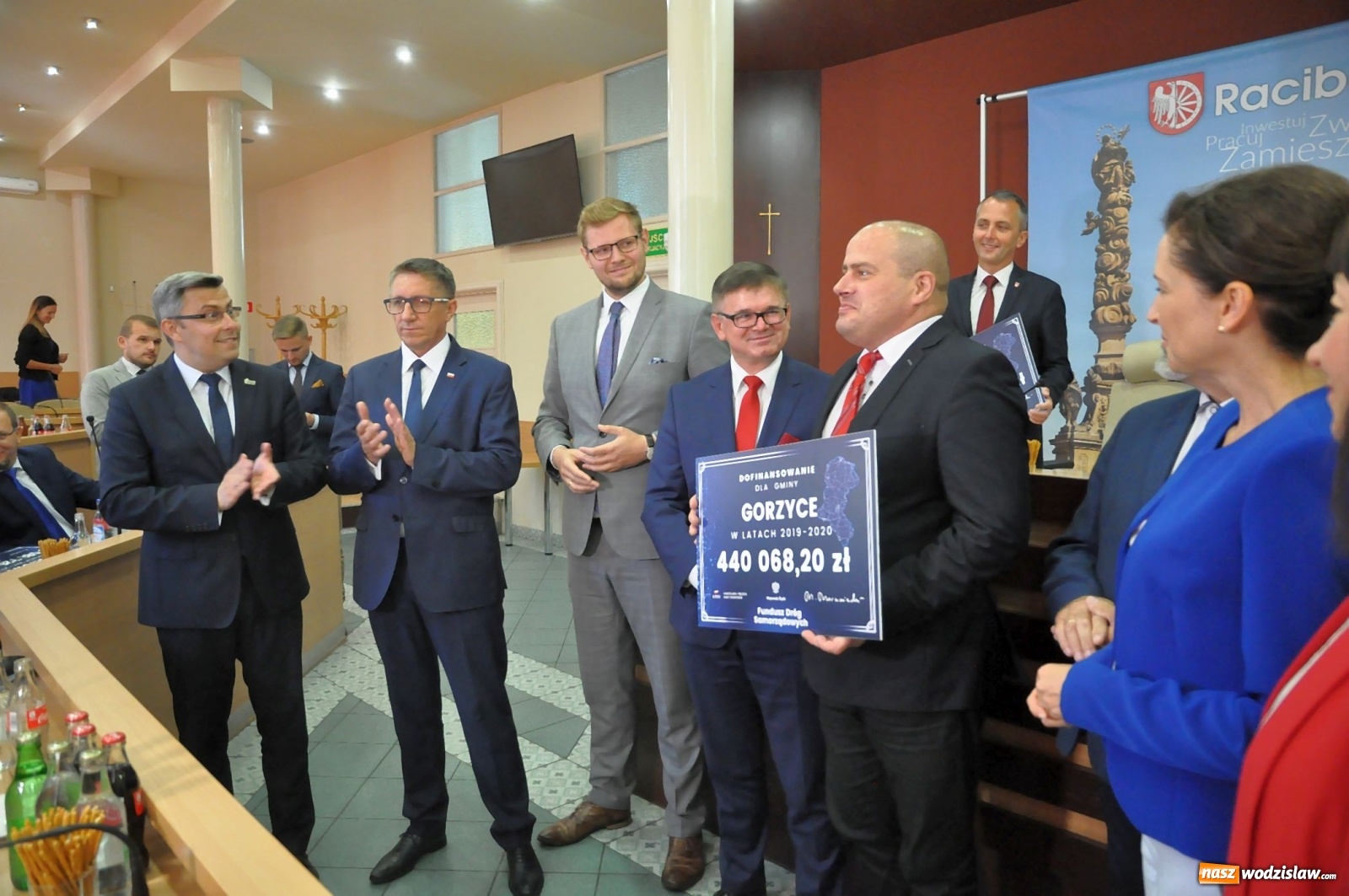 Zdjęcie w galerii na portalu naszwodzislaw.com: Samorządowcy odebrali w Raciborzu czeki na drogi [FOTO] wiadomości z regionu