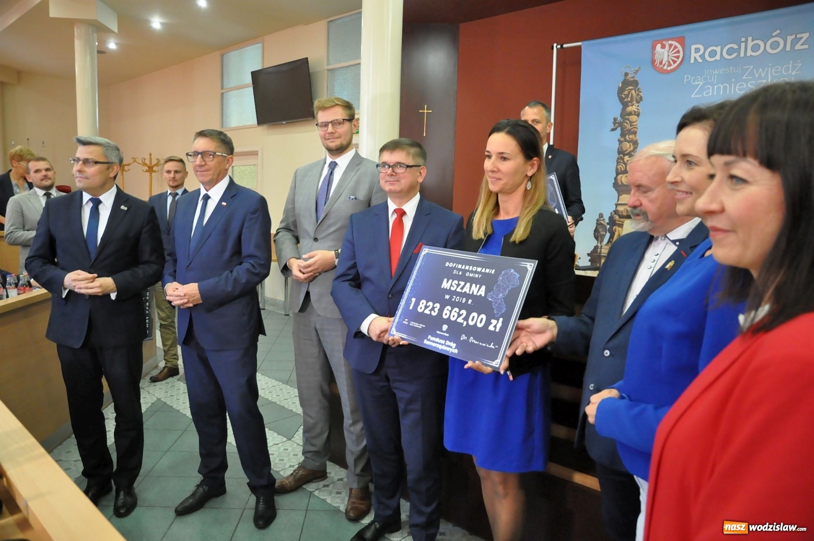 Zdjęcie w galerii na portalu naszwodzislaw.com: Samorządowcy odebrali w Raciborzu czeki na drogi [FOTO] wiadomości z regionu