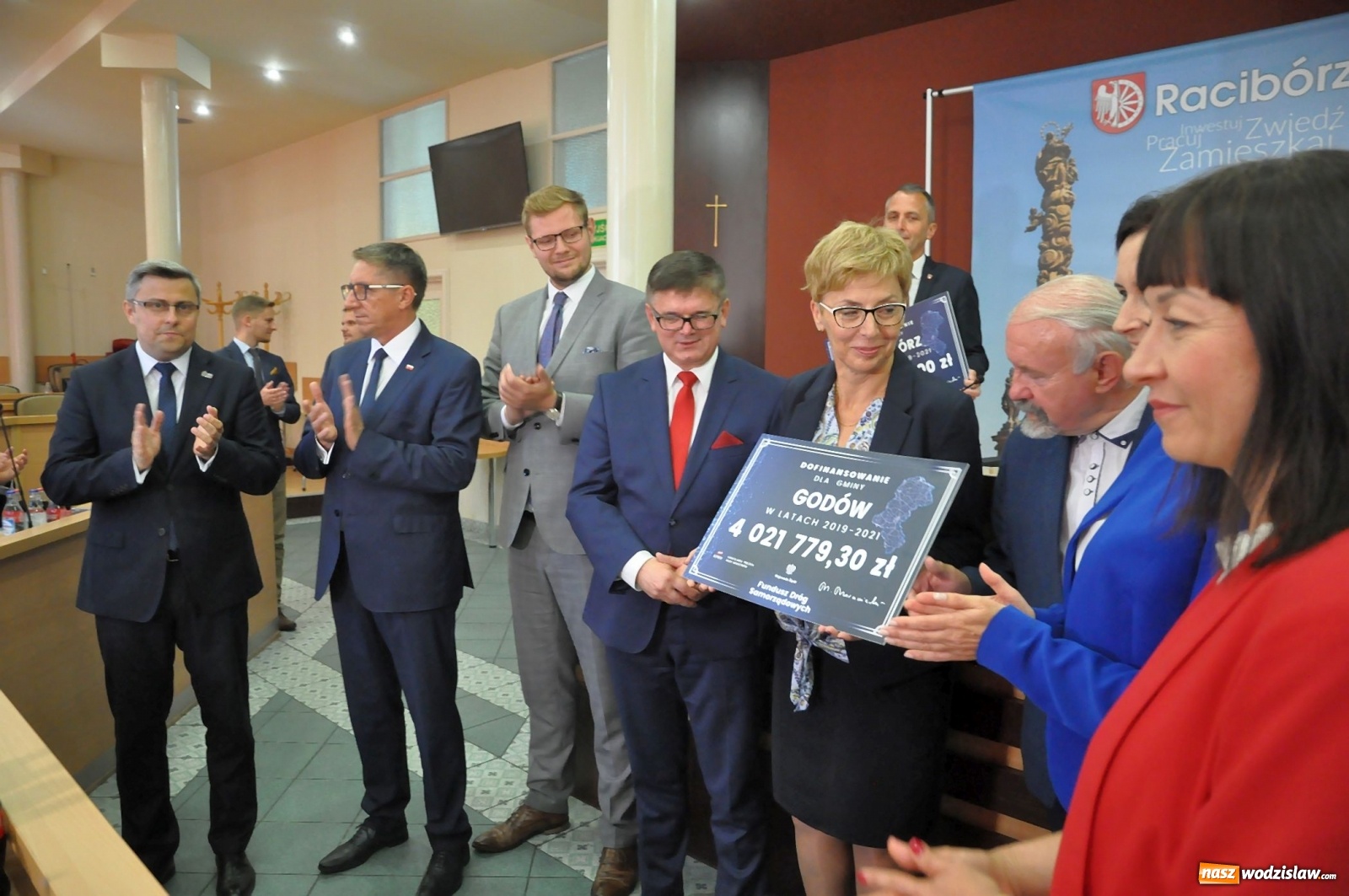 Zdjęcie w galerii na portalu naszwodzislaw.com: Samorządowcy odebrali w Raciborzu czeki na drogi [FOTO] wiadomości z regionu