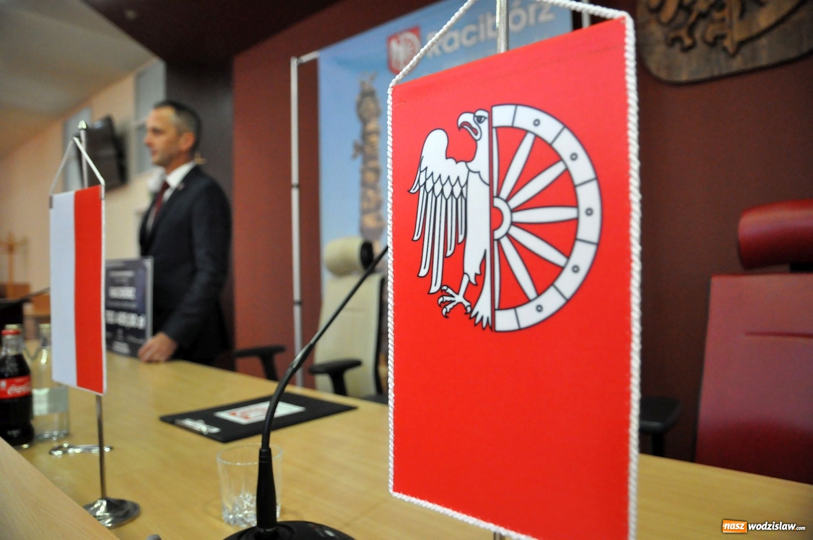 Zdjęcie w galerii na portalu naszwodzislaw.com: Samorządowcy odebrali w Raciborzu czeki na drogi [FOTO] wiadomości z regionu