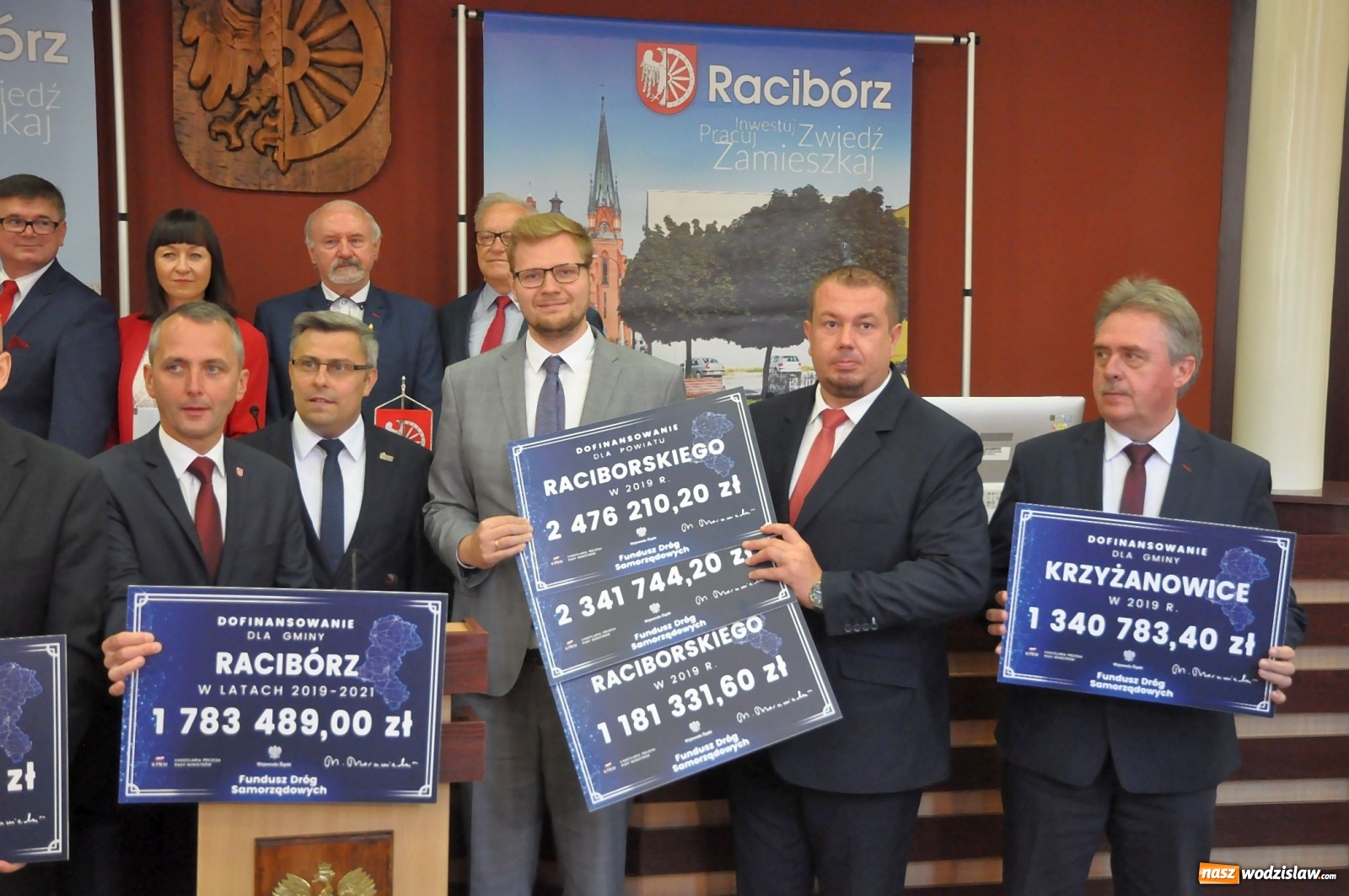 Zdjęcie w galerii na portalu naszwodzislaw.com: Samorządowcy odebrali w Raciborzu czeki na drogi [FOTO] wiadomości z regionu