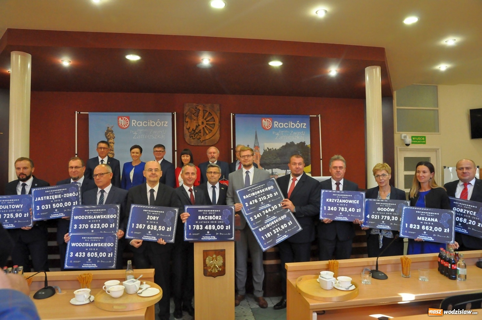 Zdjęcie w galerii na portalu naszwodzislaw.com: Samorządowcy odebrali w Raciborzu czeki na drogi [FOTO] wiadomości z regionu