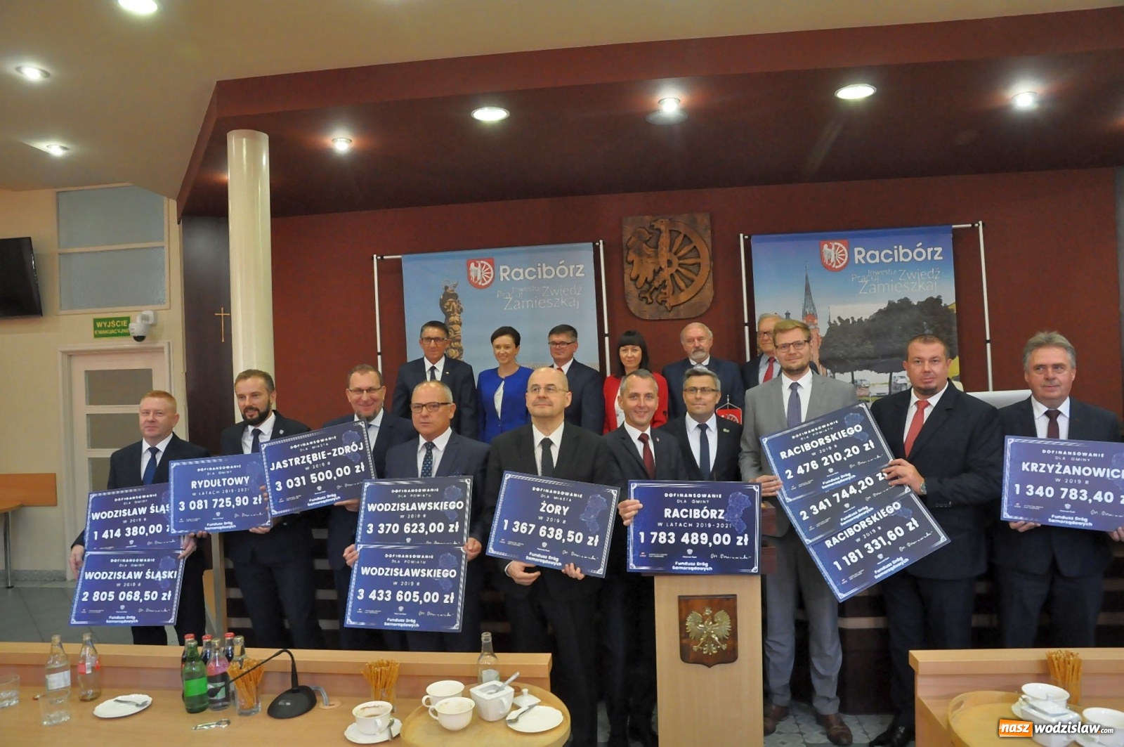 Zdjęcie w galerii na portalu naszwodzislaw.com: Samorządowcy odebrali w Raciborzu czeki na drogi [FOTO] wiadomości z regionu