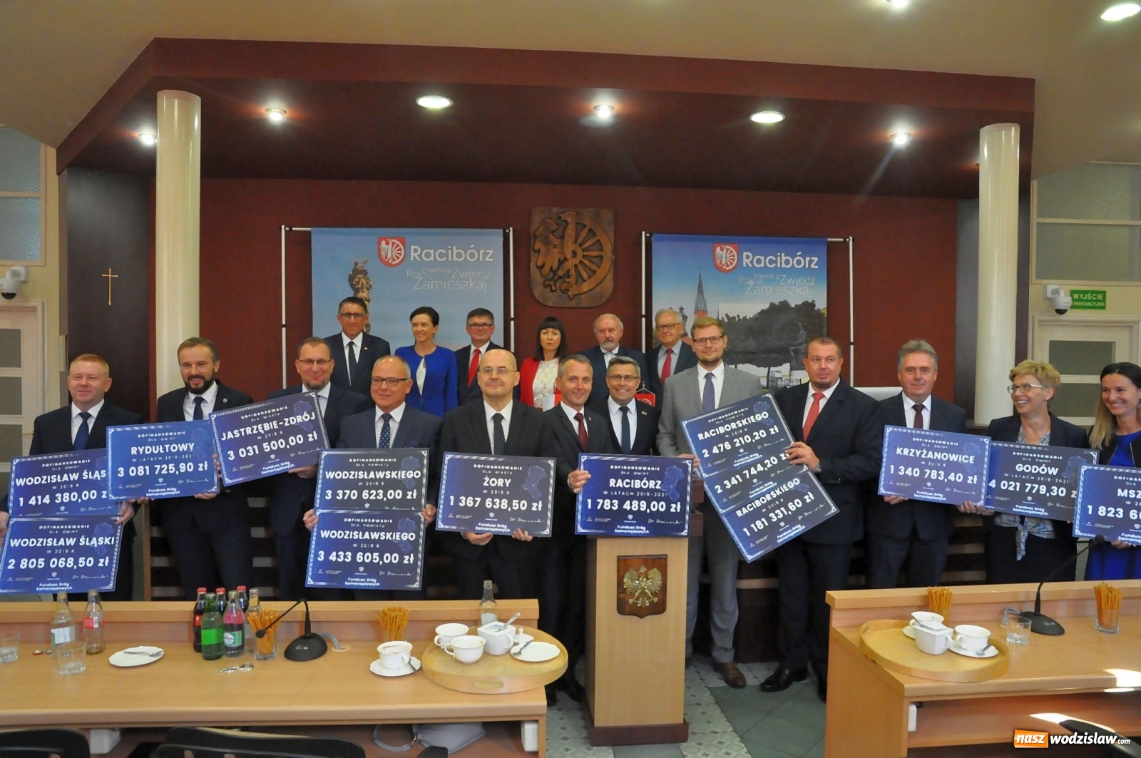 Zdjęcie w galerii na portalu naszwodzislaw.com: Samorządowcy odebrali w Raciborzu czeki na drogi [FOTO] wiadomości z regionu