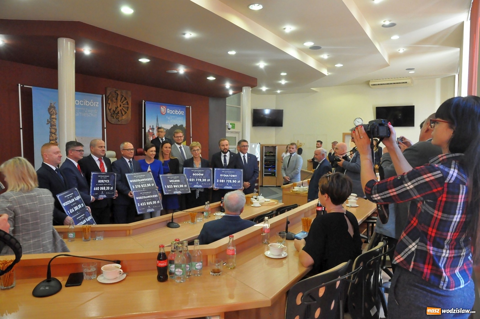 Zdjęcie w galerii na portalu naszwodzislaw.com: Samorządowcy odebrali w Raciborzu czeki na drogi [FOTO] wiadomości z regionu