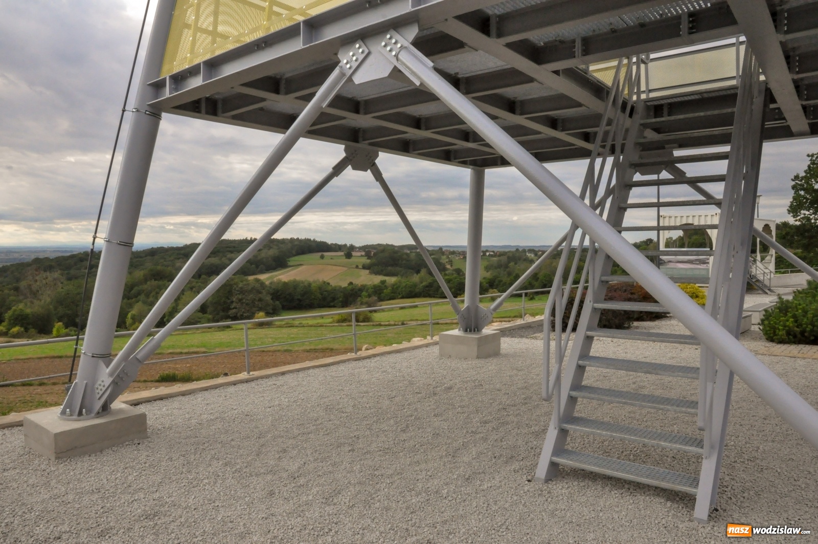 Zdjęcie w galerii na portalu naszwodzislaw.com: Wieża widokowa w Pogrzebieniu już otwarta. Tak z niej widać Lubomię [FOTO]  wiadomości z regionu