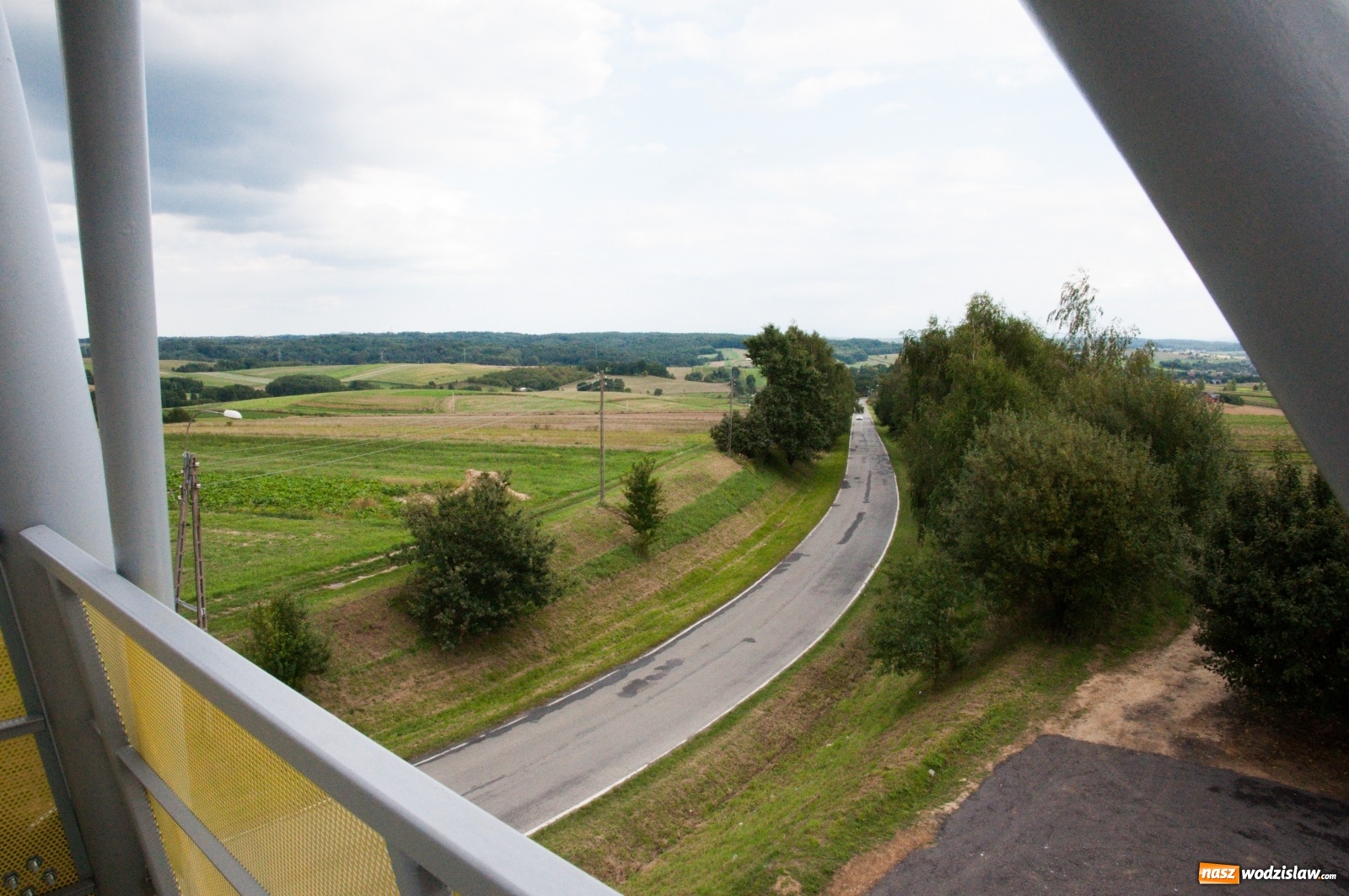 Zdjęcie w galerii na portalu naszwodzislaw.com: Wieża widokowa w Pogrzebieniu już otwarta. Tak z niej widać Lubomię [FOTO]  wiadomości z regionu