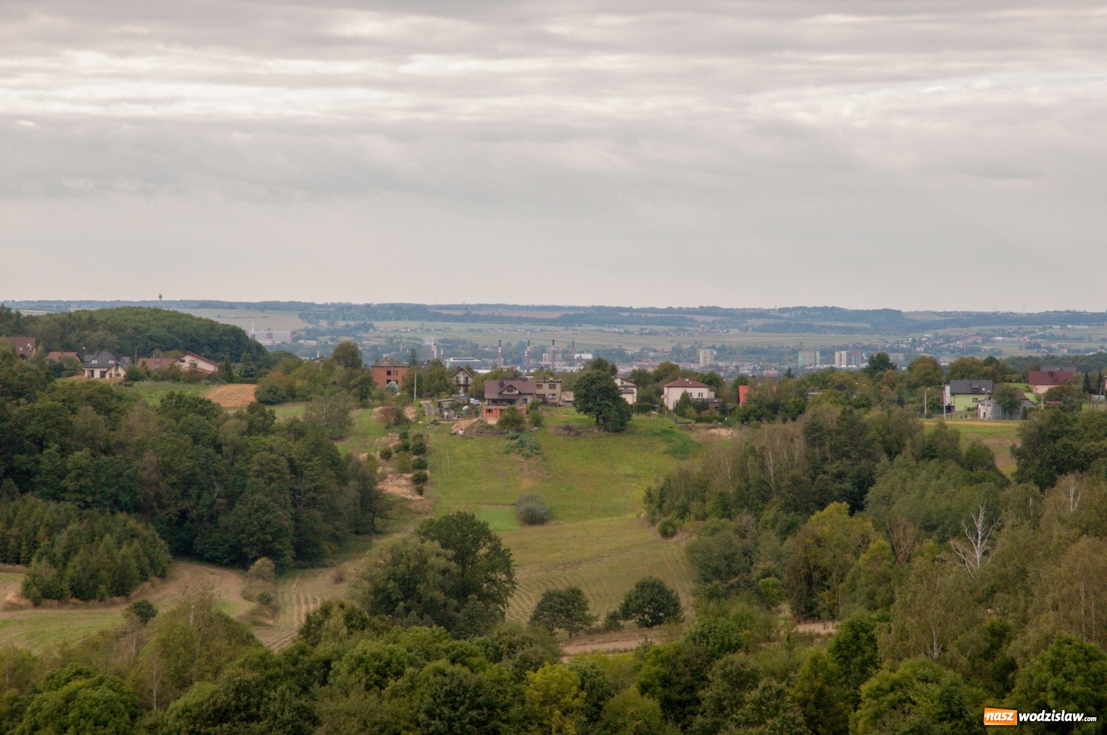 Zdjęcie w galerii na portalu naszwodzislaw.com: Wieża widokowa w Pogrzebieniu już otwarta. Tak z niej widać Lubomię [FOTO]  wiadomości z regionu